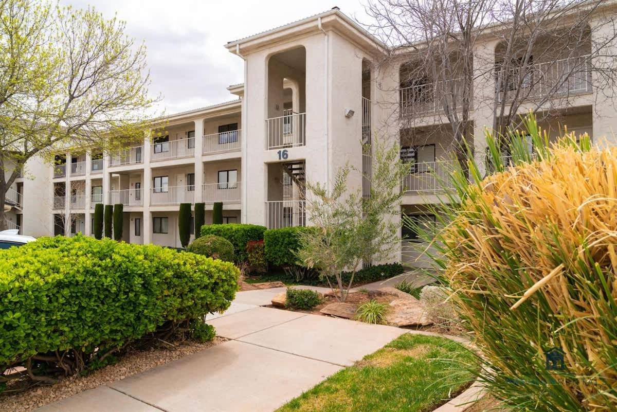 Hotel Top-floor Condo With Pools Hot Tubs And Water Slides