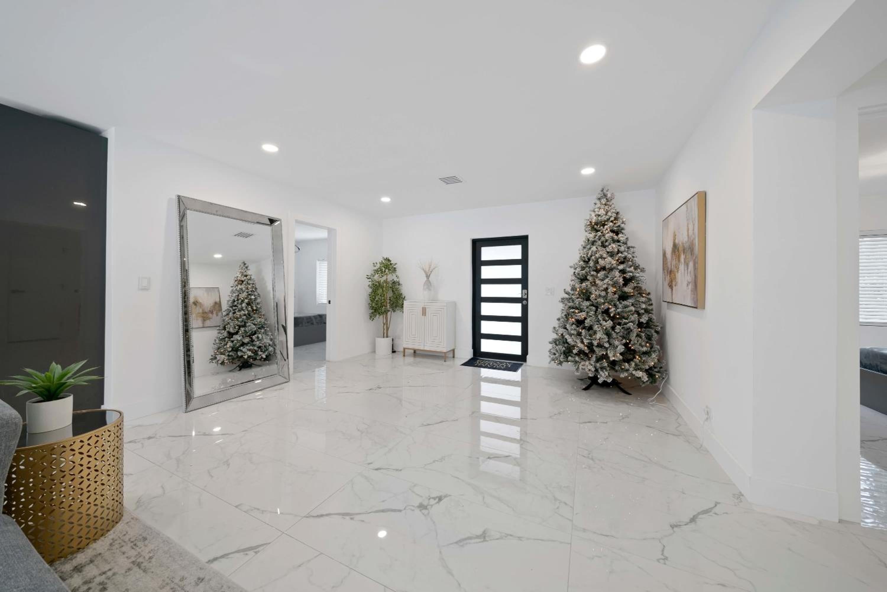 Luxury Villa Azure with Heated Pool 20 minutes to Beach