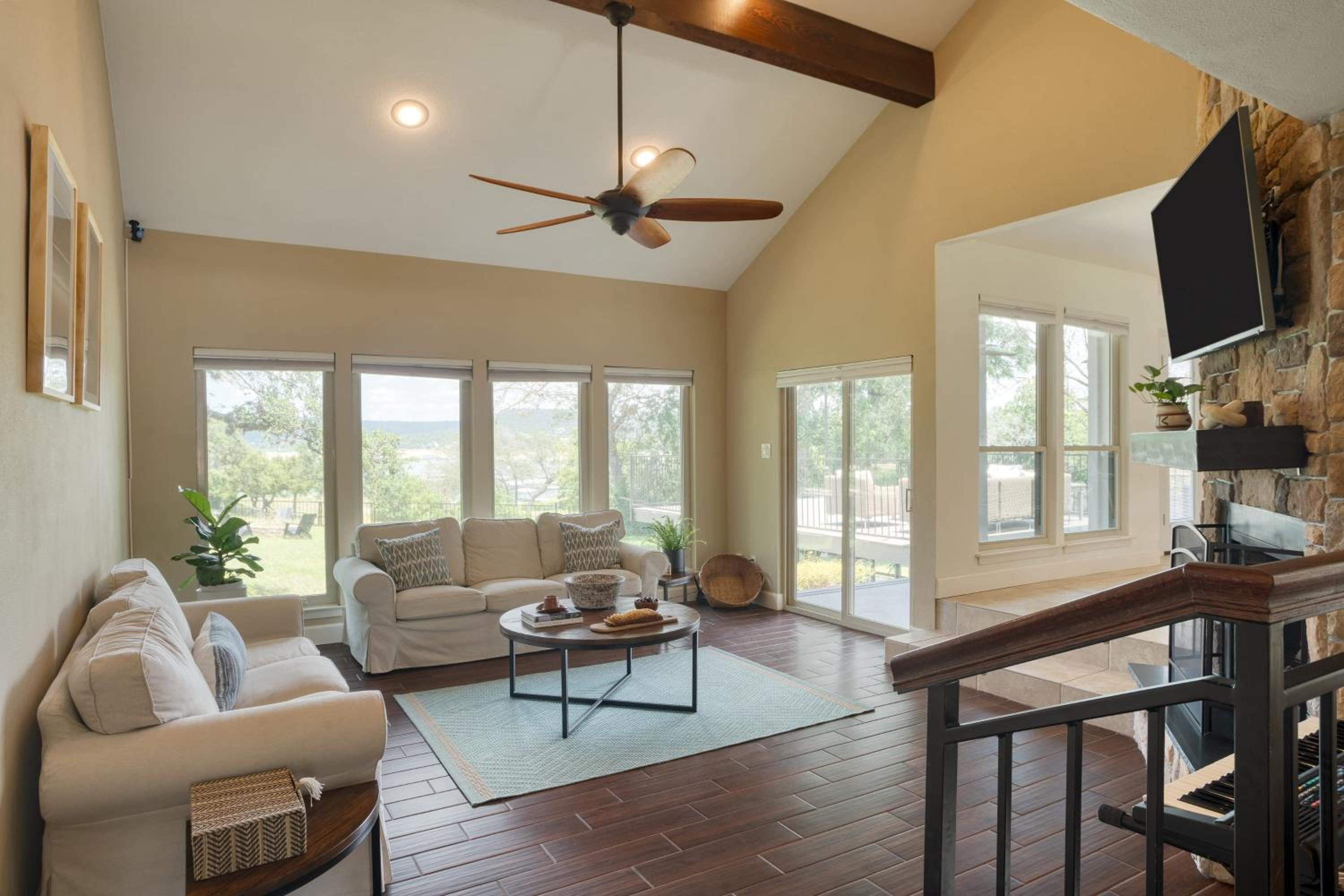 Travis by AvantStay Waterfront Lake Retreat
