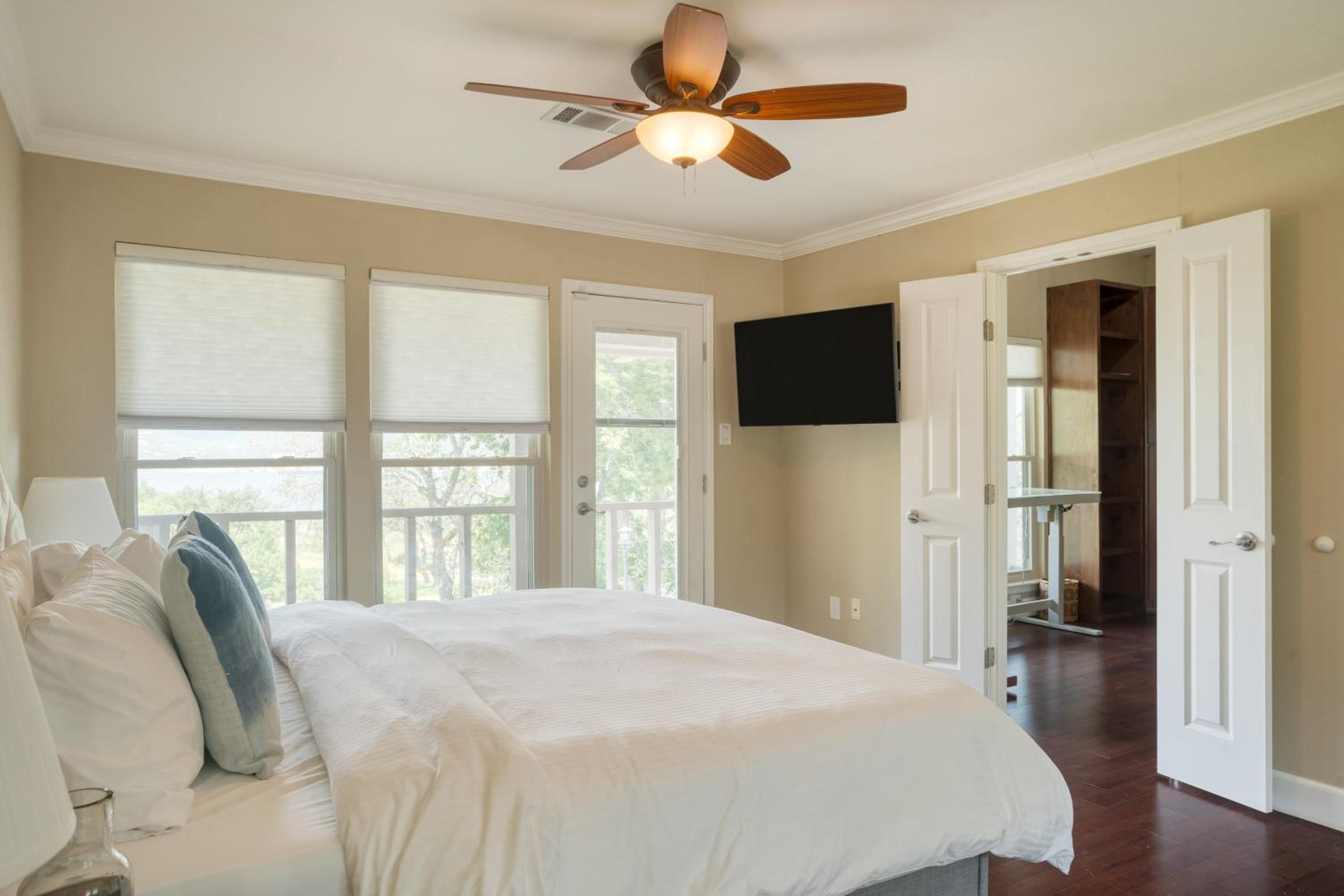 Travis by AvantStay Waterfront Lake Retreat