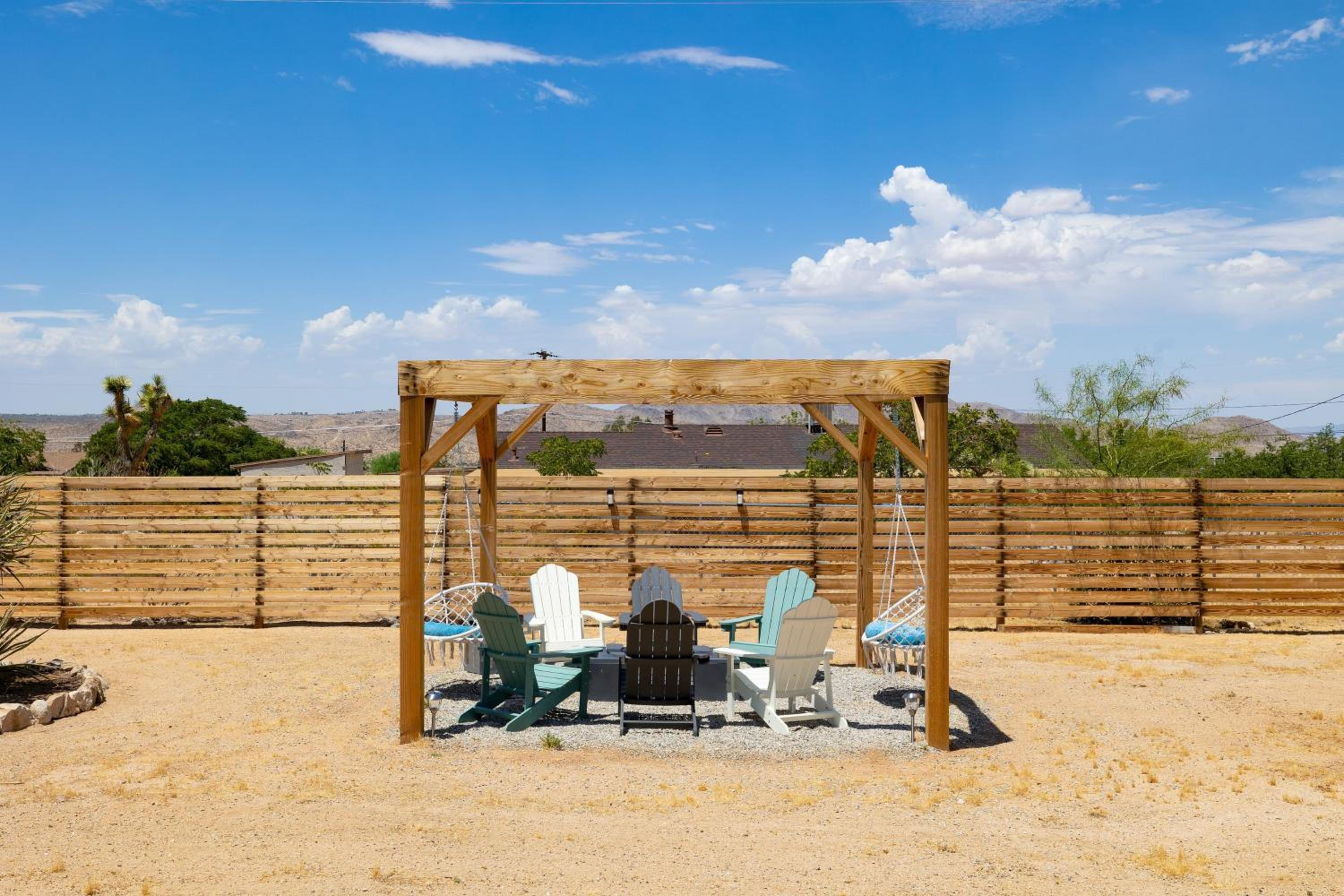 Good Vibes Only by AvantStay Modern Chic Grill Fire Pit Hammocks