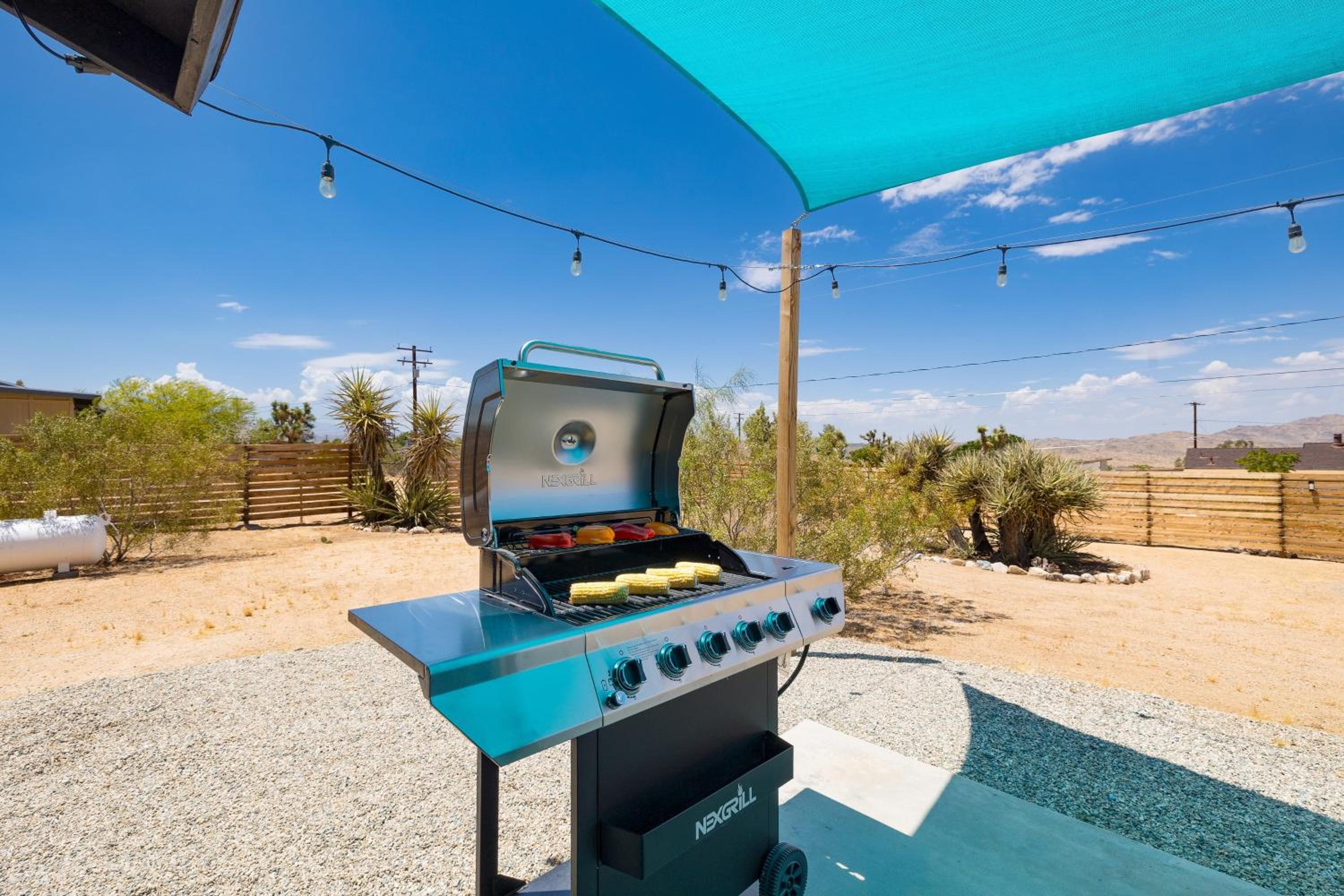 Good Vibes Only by AvantStay Modern Chic Grill Fire Pit Hammocks