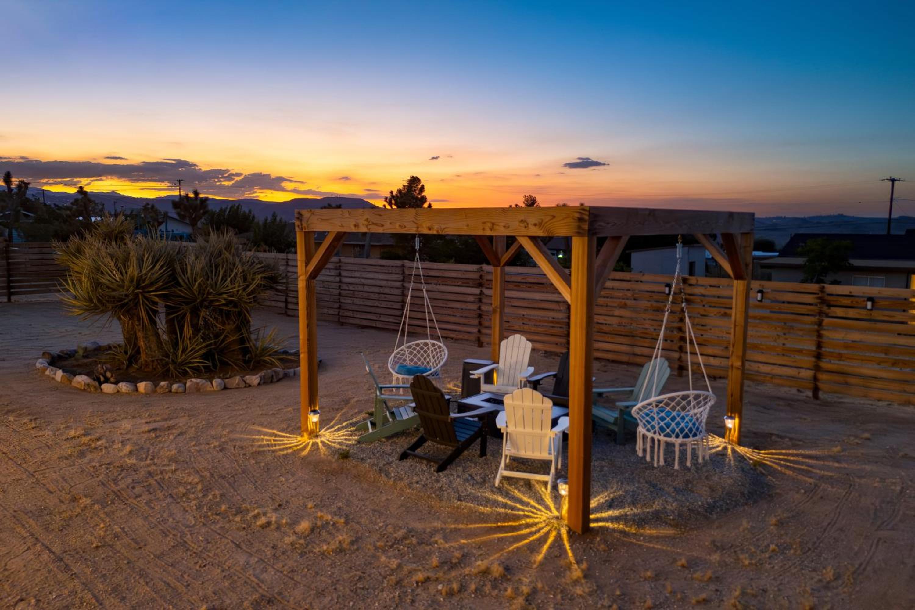 Good Vibes Only by AvantStay Modern Chic Grill Fire Pit Hammocks