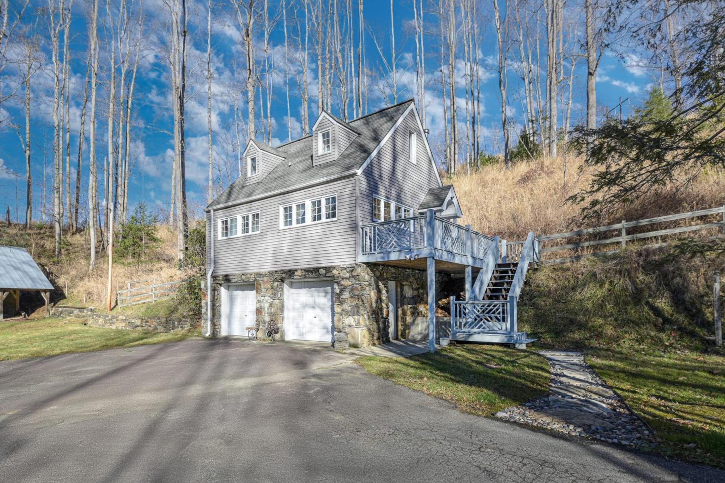 MainGuest House Private Pond Views Large Yard 20mins to Heart of Asheville