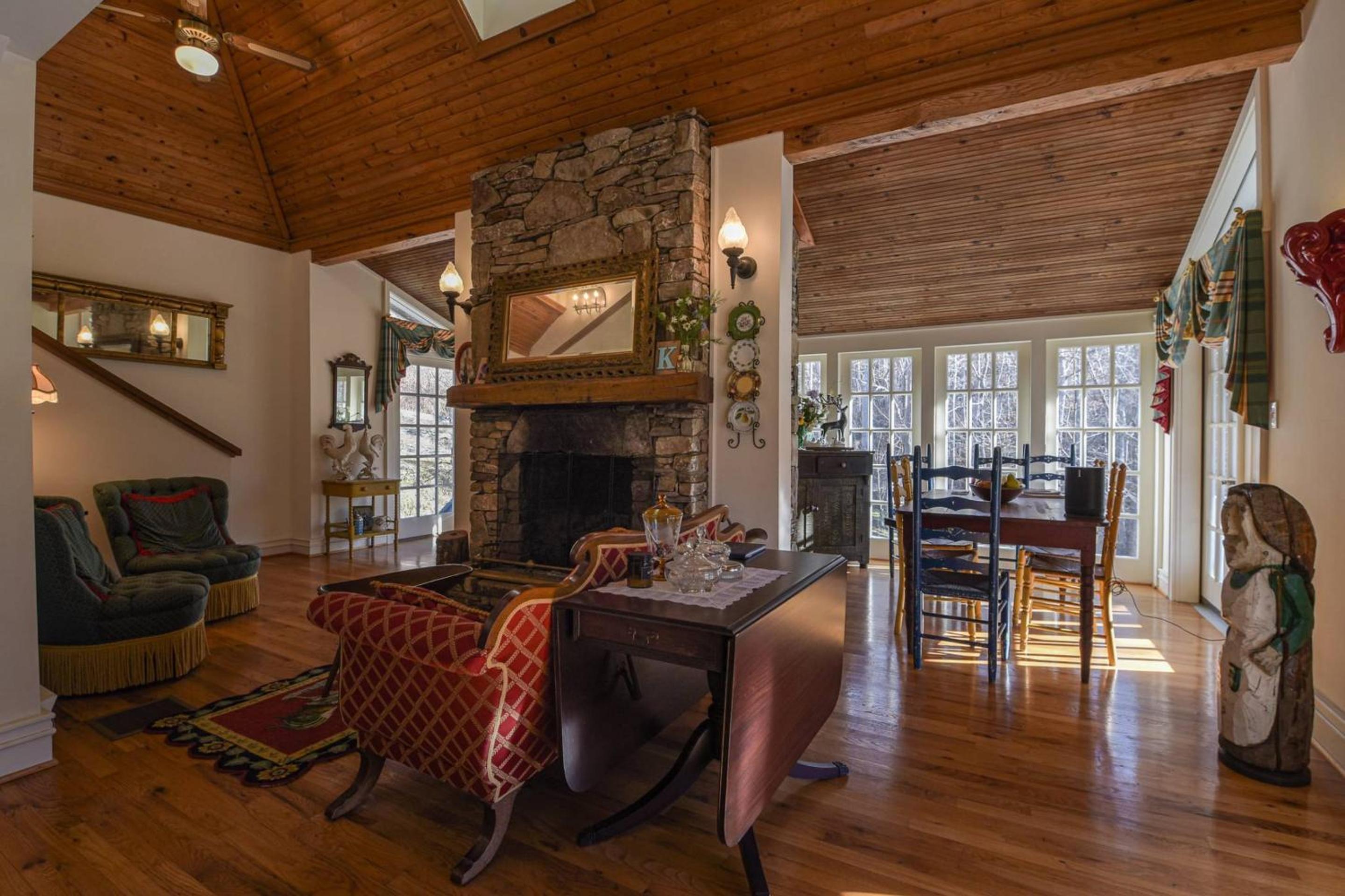 MainGuest House Private Pond Views Large Yard 20mins to Heart of Asheville