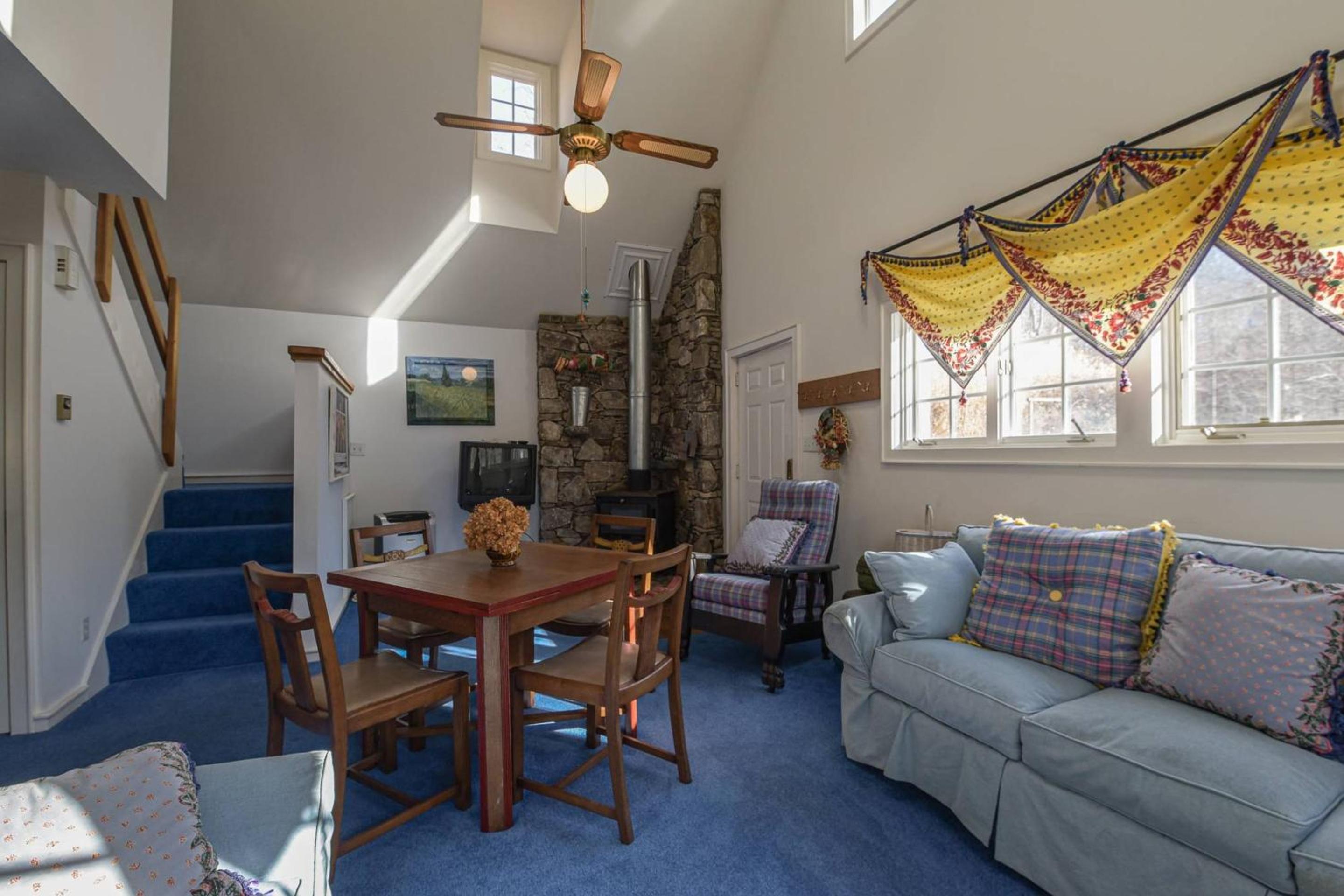 MainGuest House Private Pond Views Large Yard 20mins to Heart of Asheville