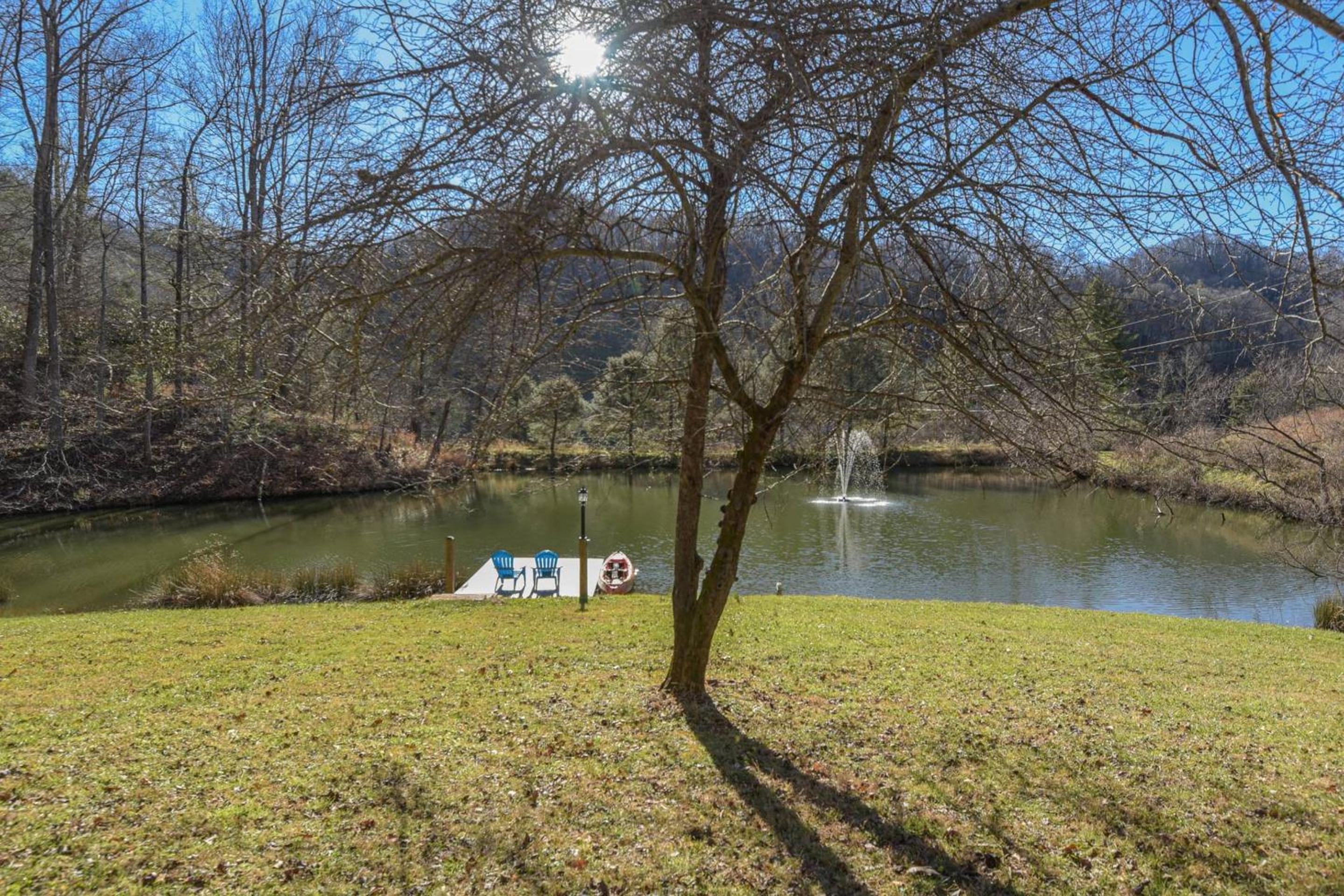MainGuest House Private Pond Views Large Yard 20mins to Heart of Asheville