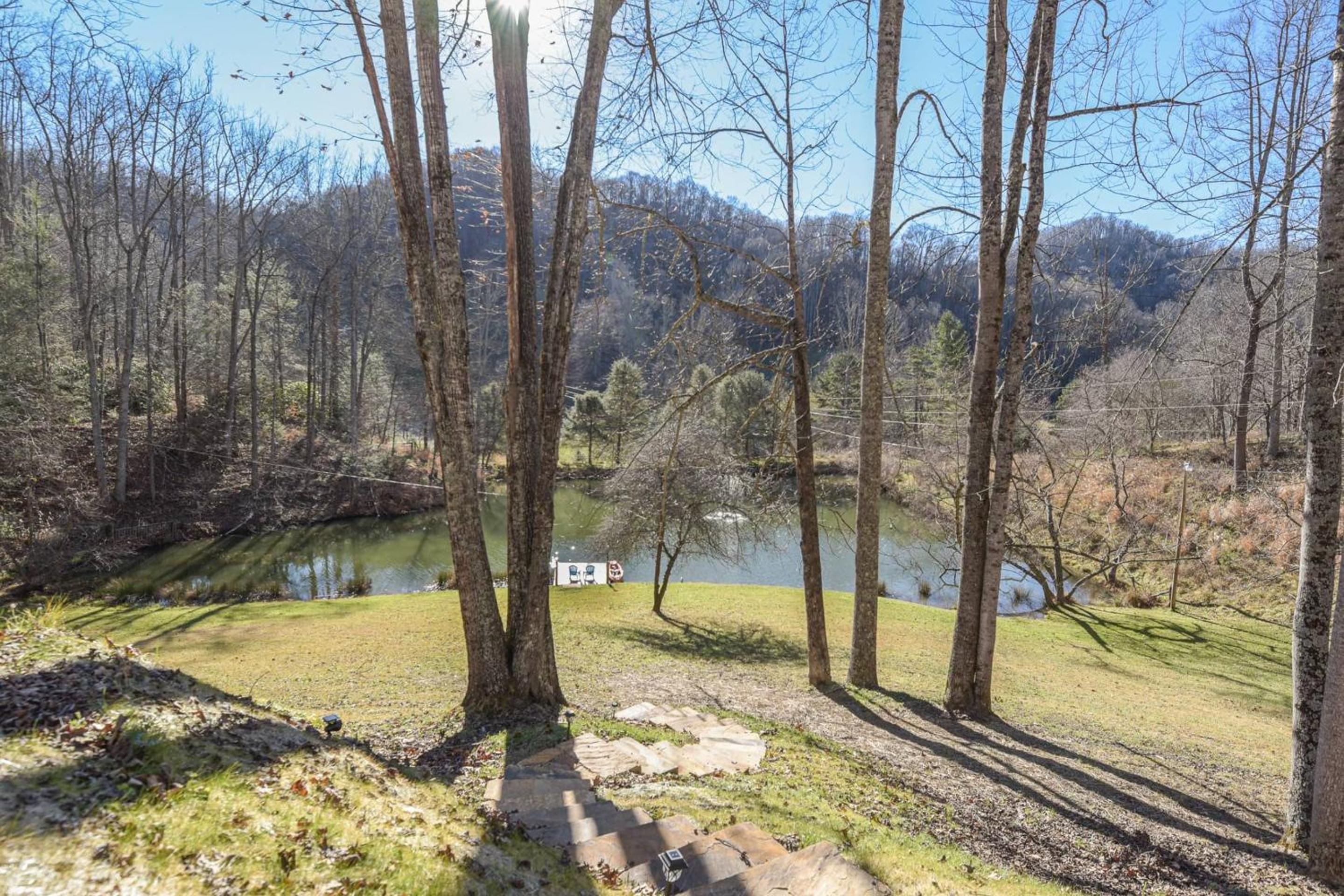 MainGuest House Private Pond Views Large Yard 20mins to Heart of Asheville