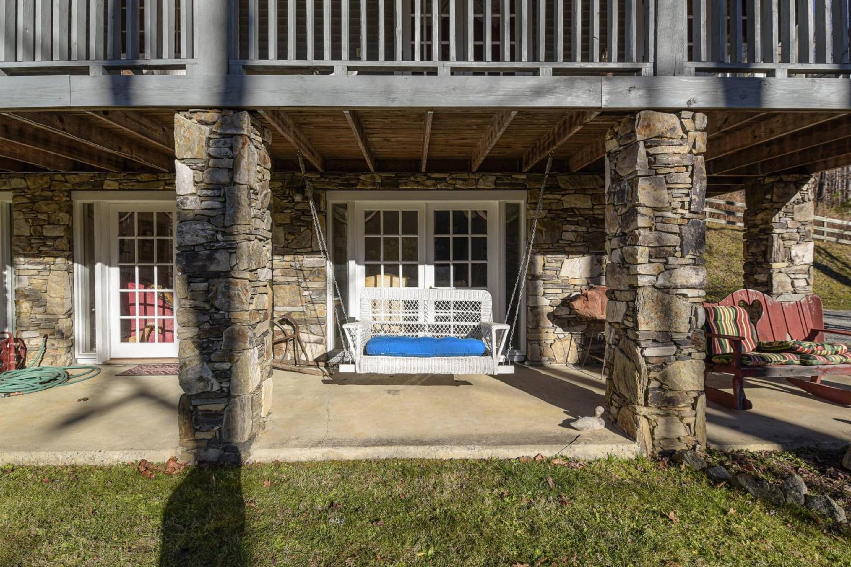 MainGuest House Private Pond Views Large Yard 20mins to Heart of Asheville