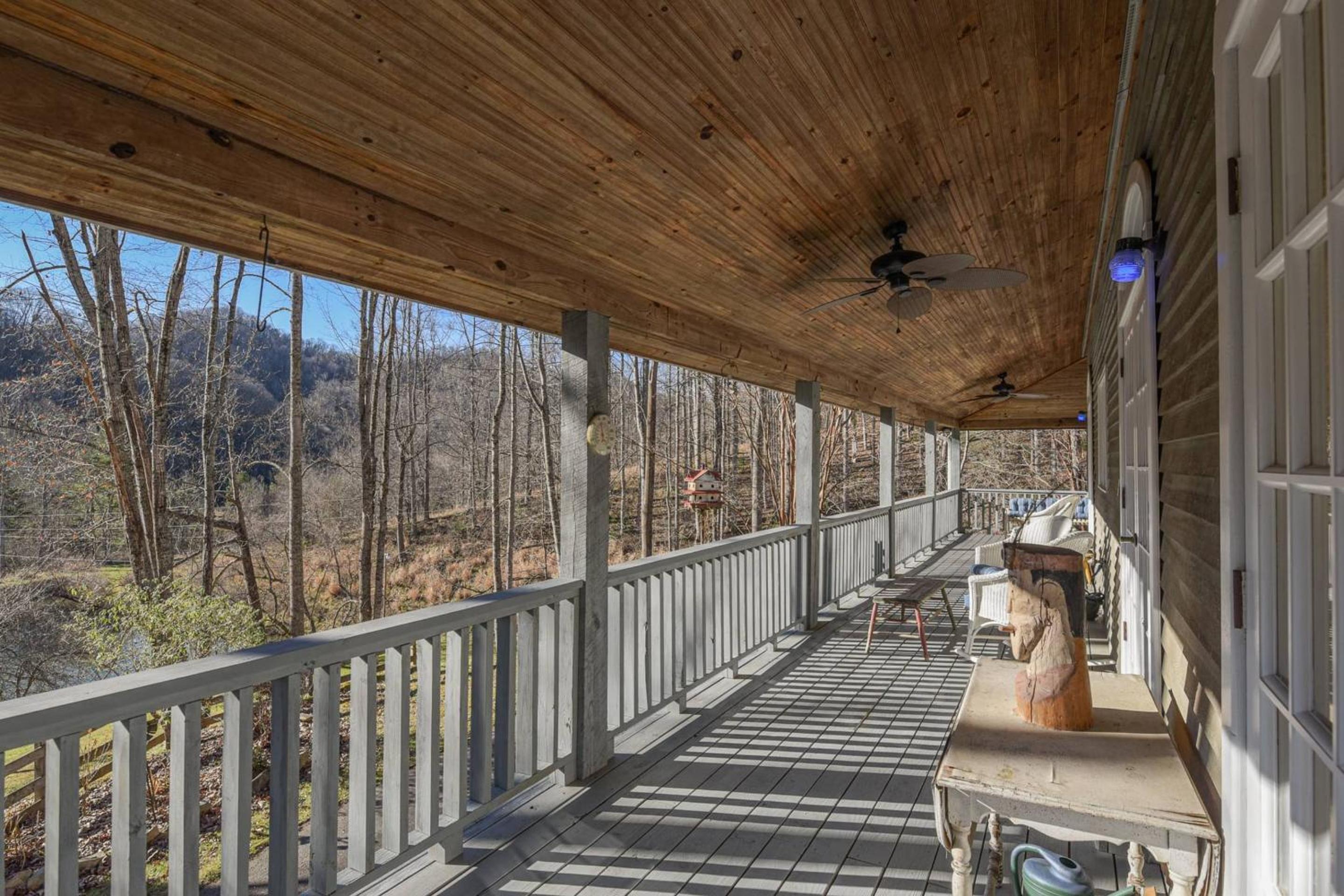 MainGuest House Private Pond Views Large Yard 20mins to Heart of Asheville