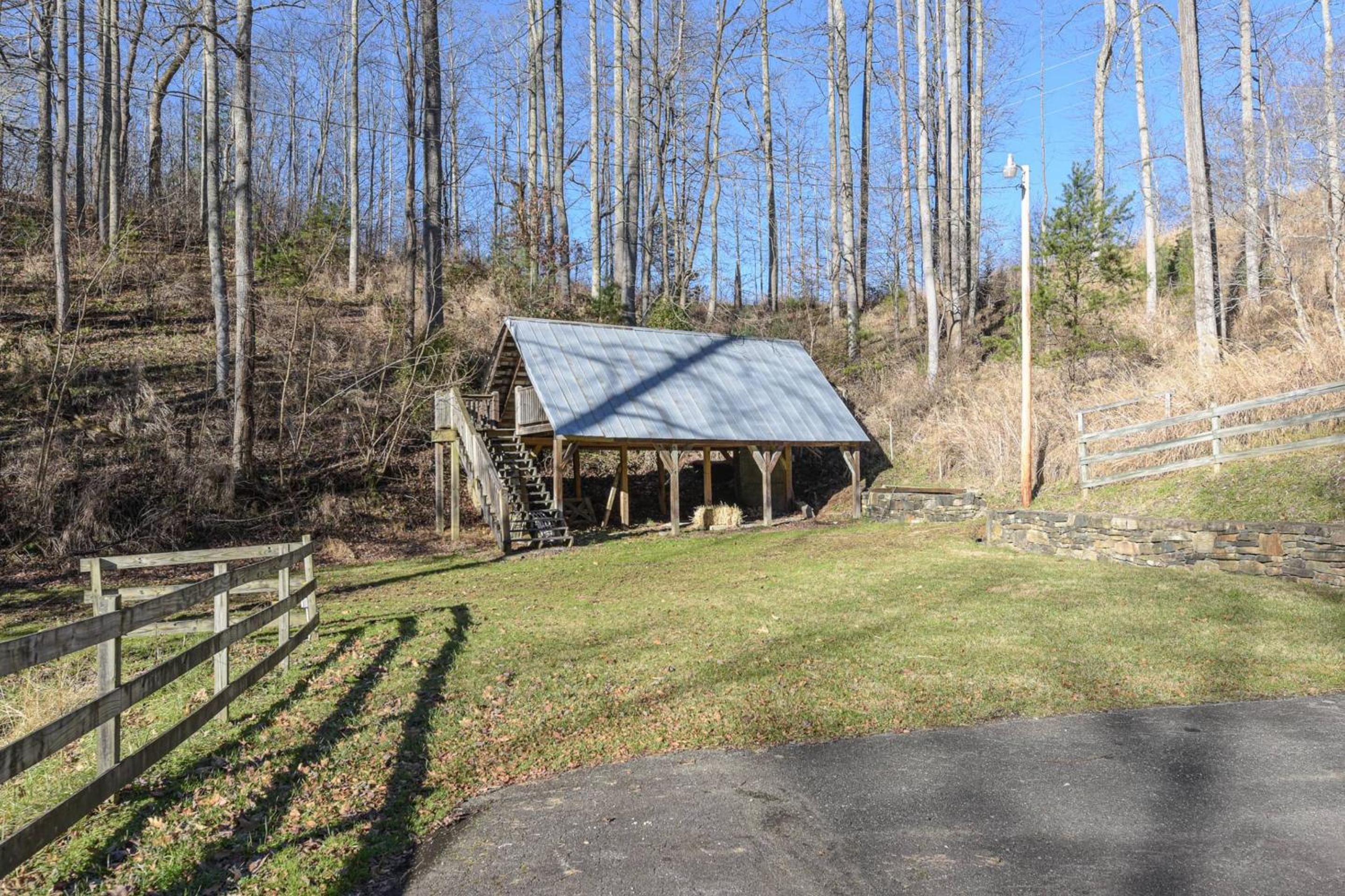 MainGuest House Private Pond Views Large Yard 20mins to Heart of Asheville
