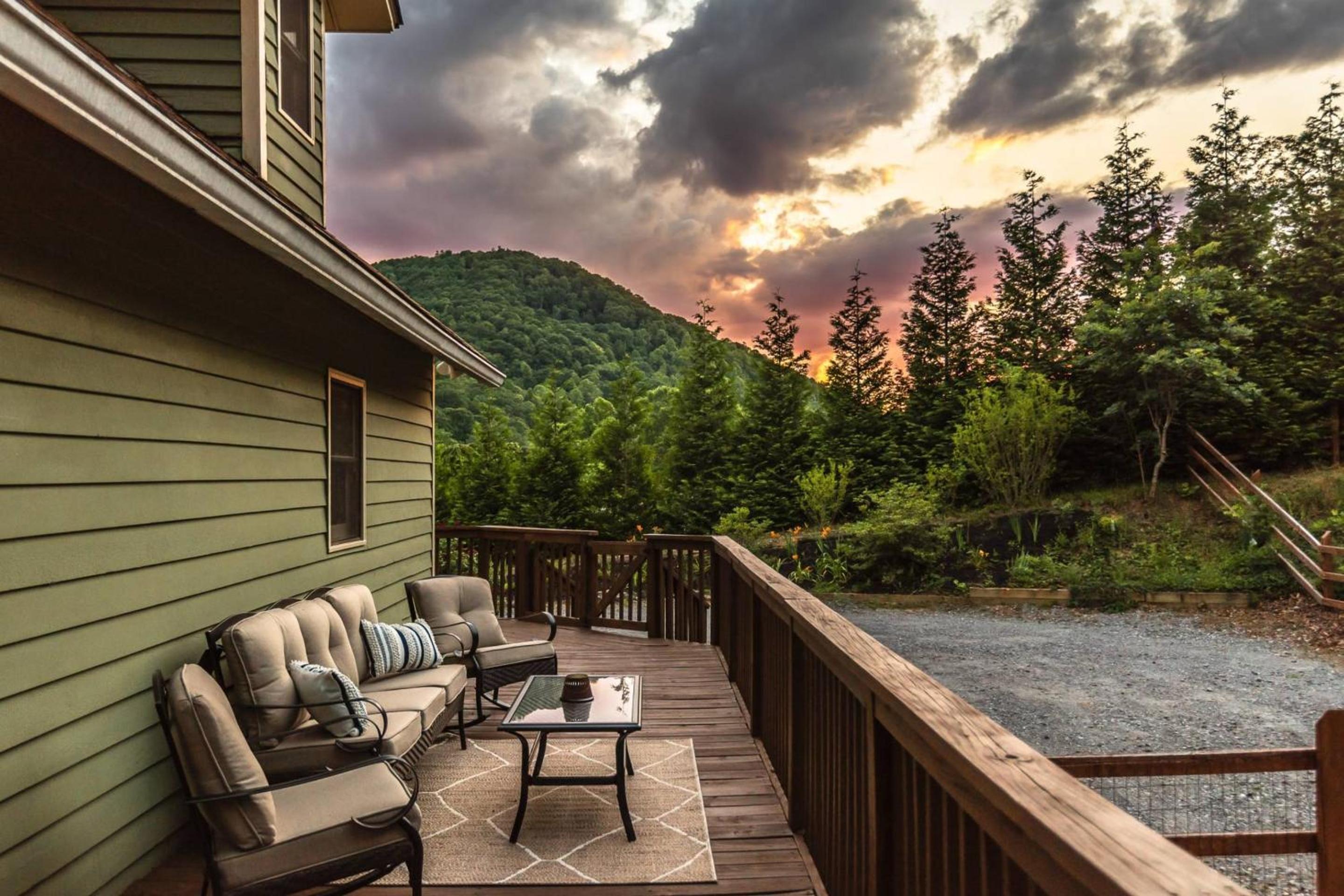 Hickory Nut Hideaway by AvantStay Mountain Views