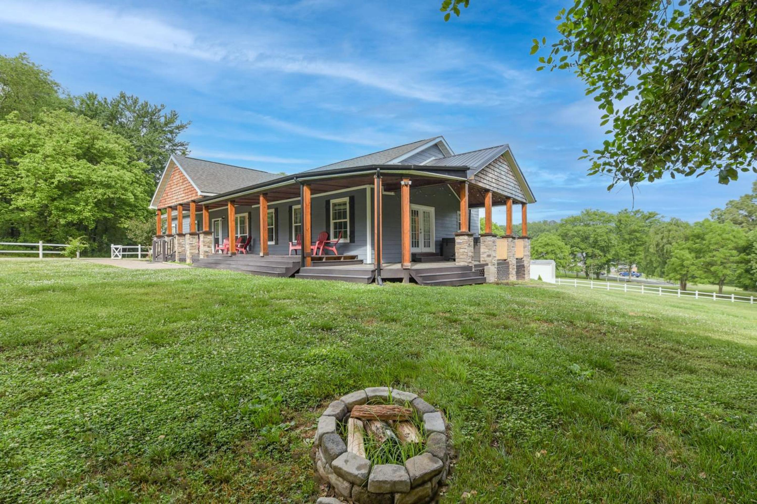 Riverside Ranch by AvantStay Mins to Downtown