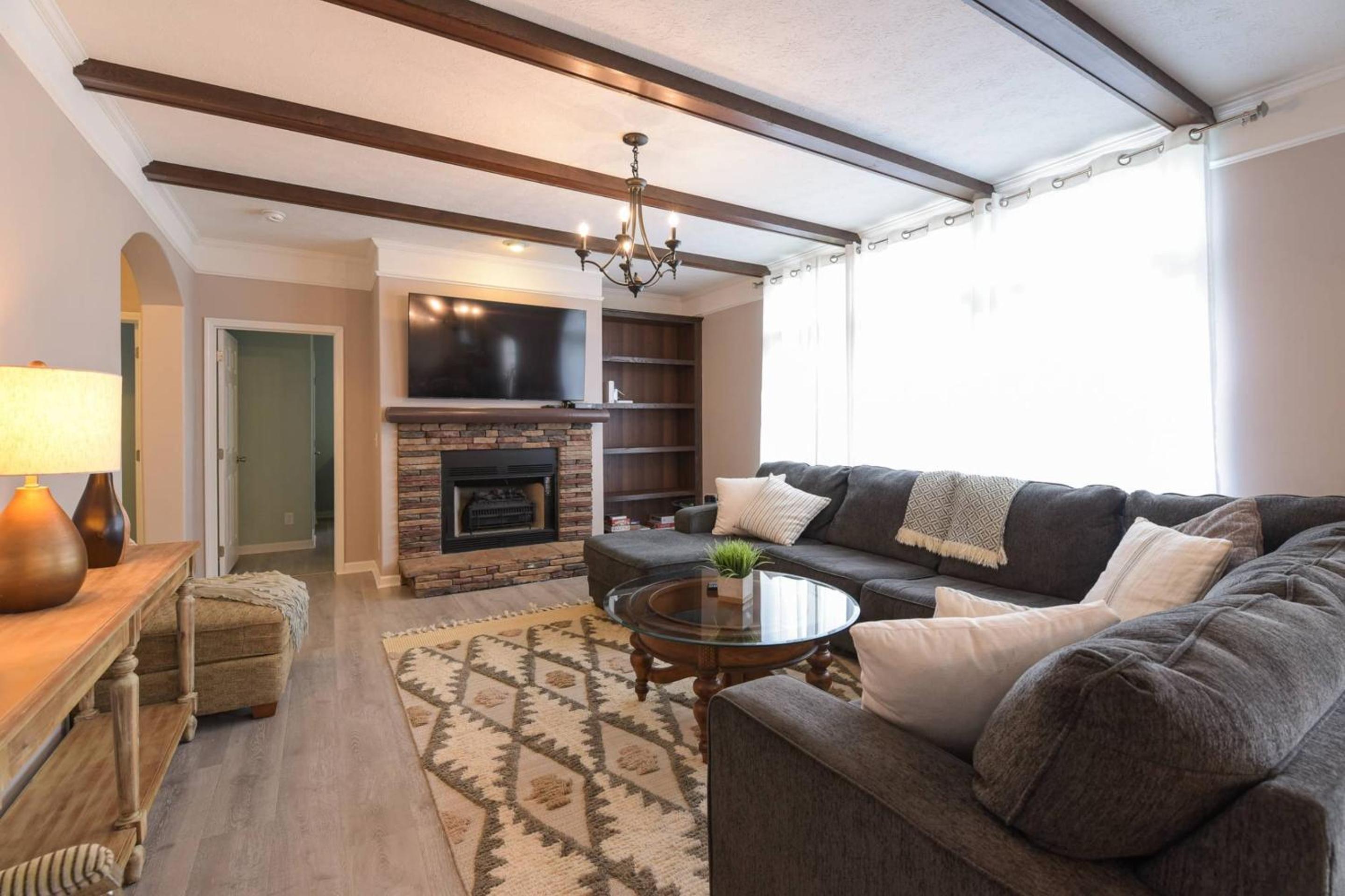 Riverside Ranch by AvantStay Mins to Downtown