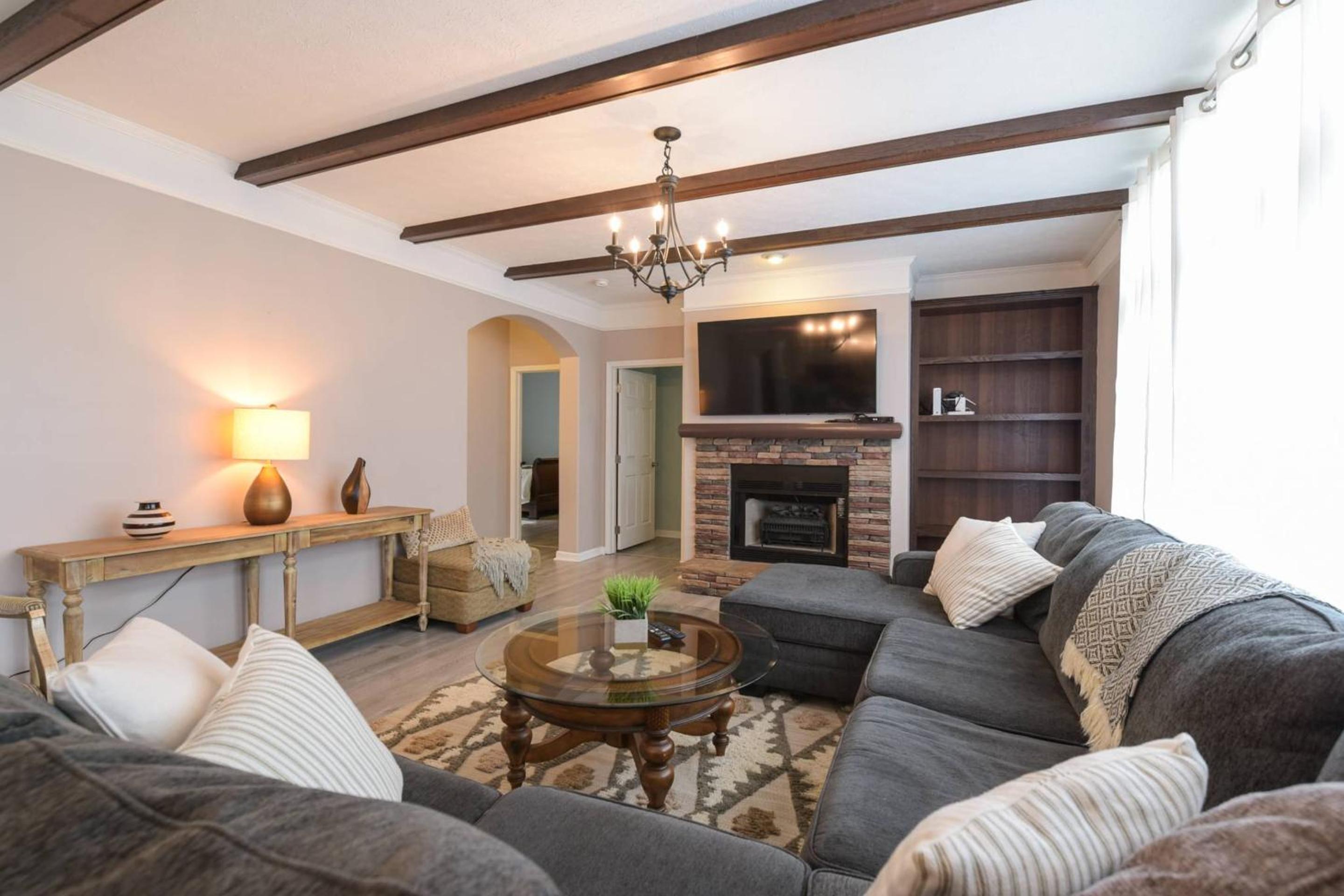 Riverside Ranch by AvantStay Mins to Downtown