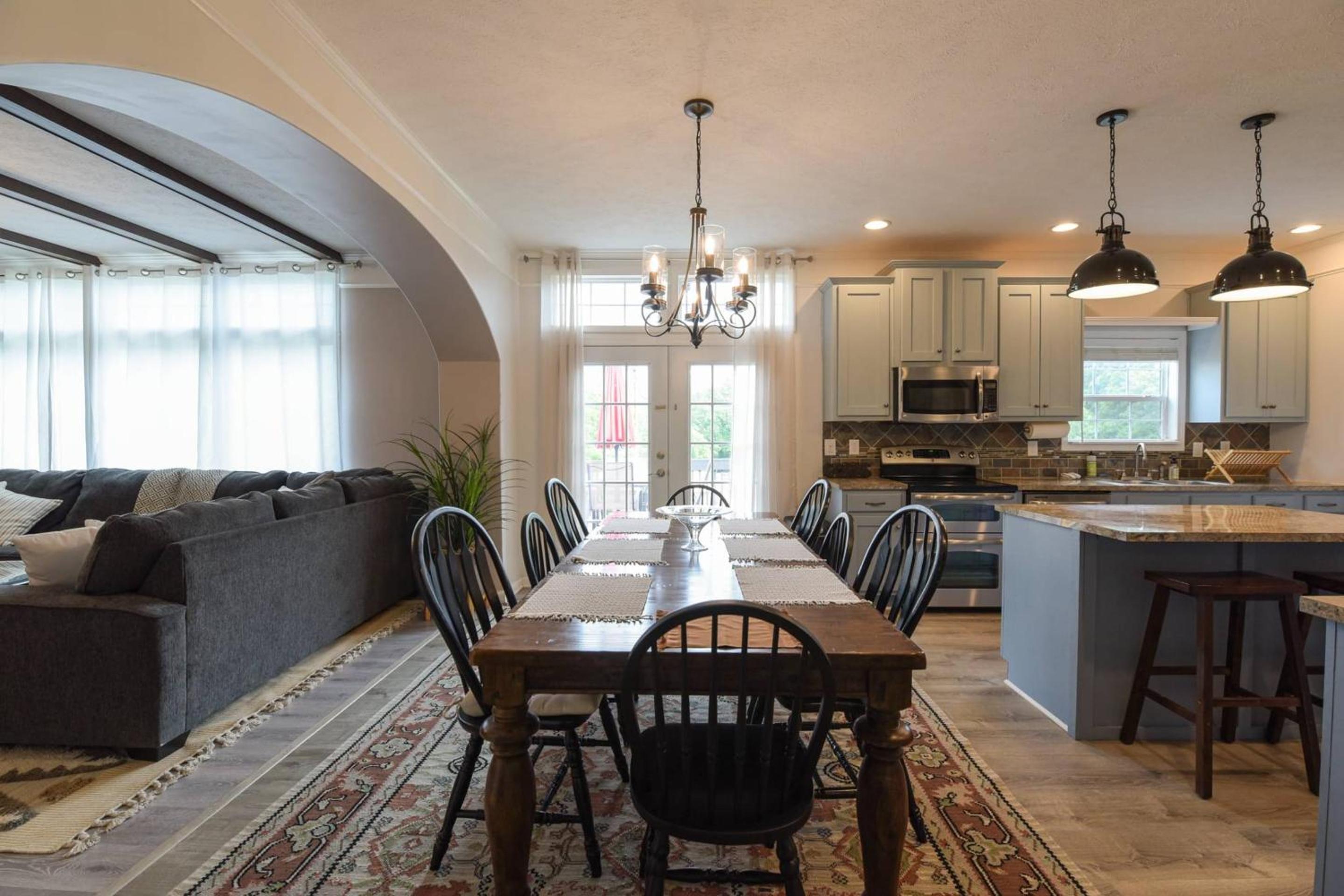 Riverside Ranch by AvantStay Mins to Downtown