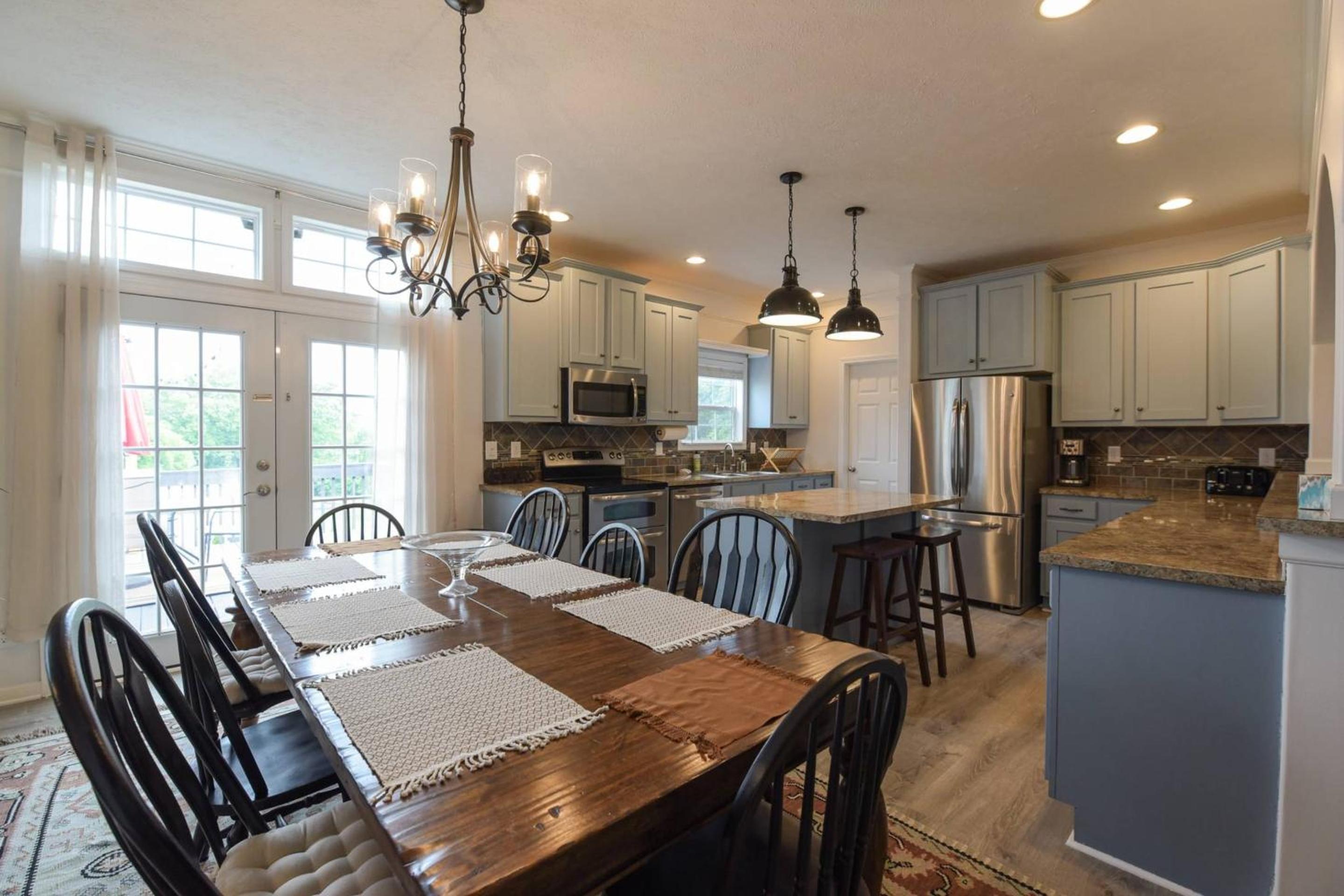 Riverside Ranch by AvantStay Mins to Downtown