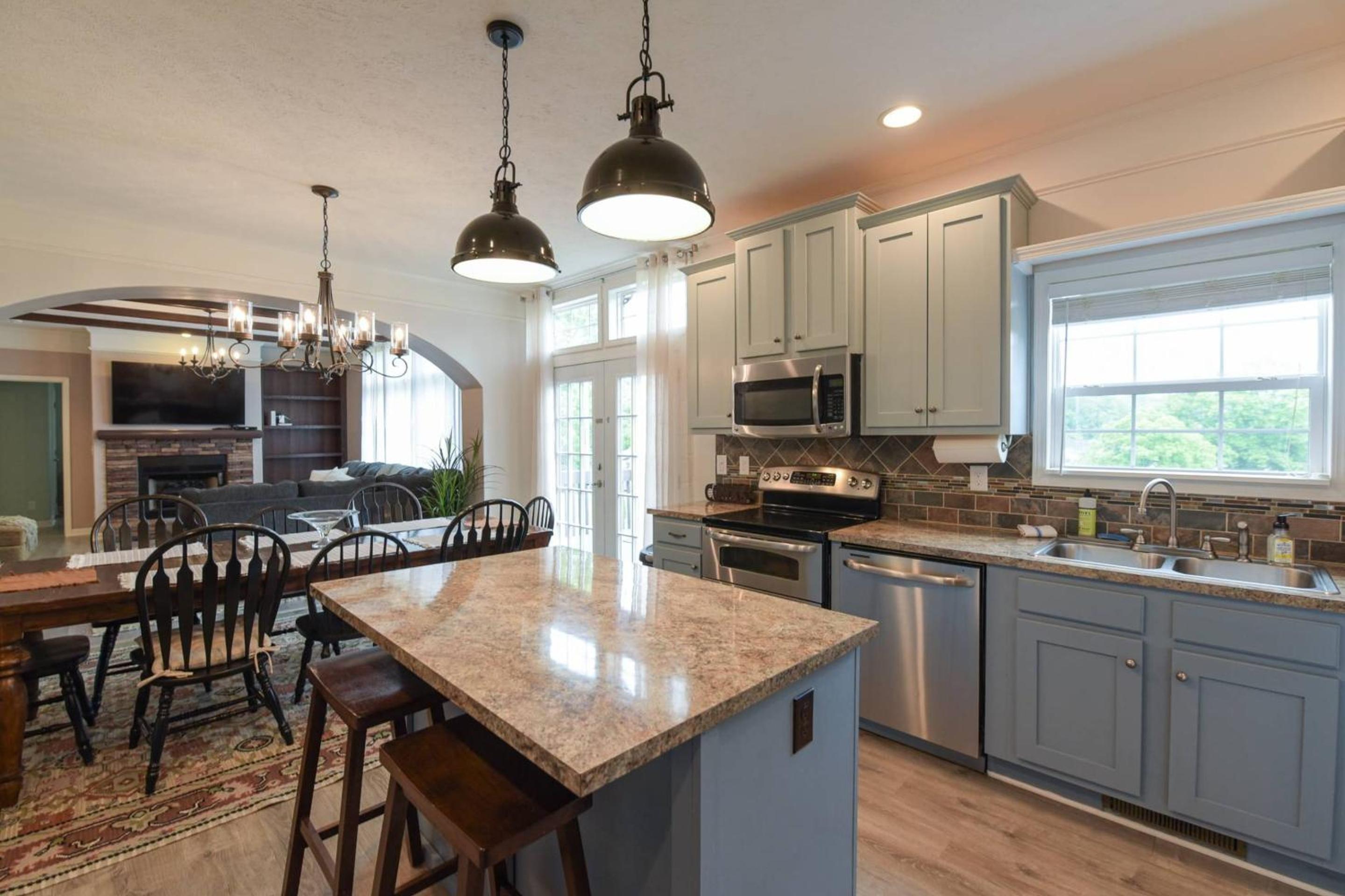 Riverside Ranch by AvantStay Mins to Downtown