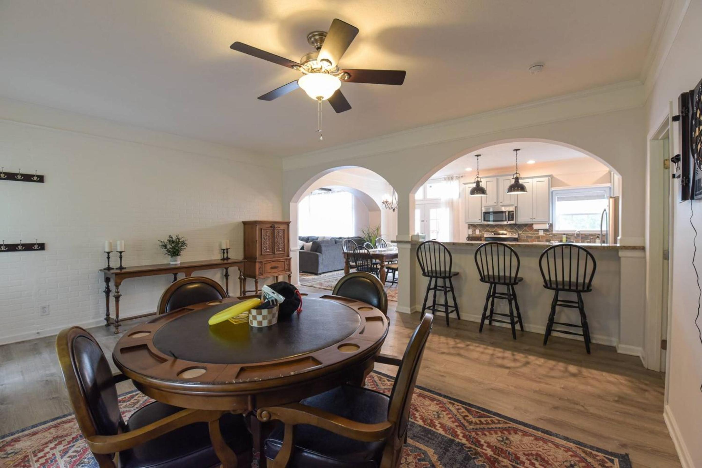 Riverside Ranch by AvantStay Mins to Downtown