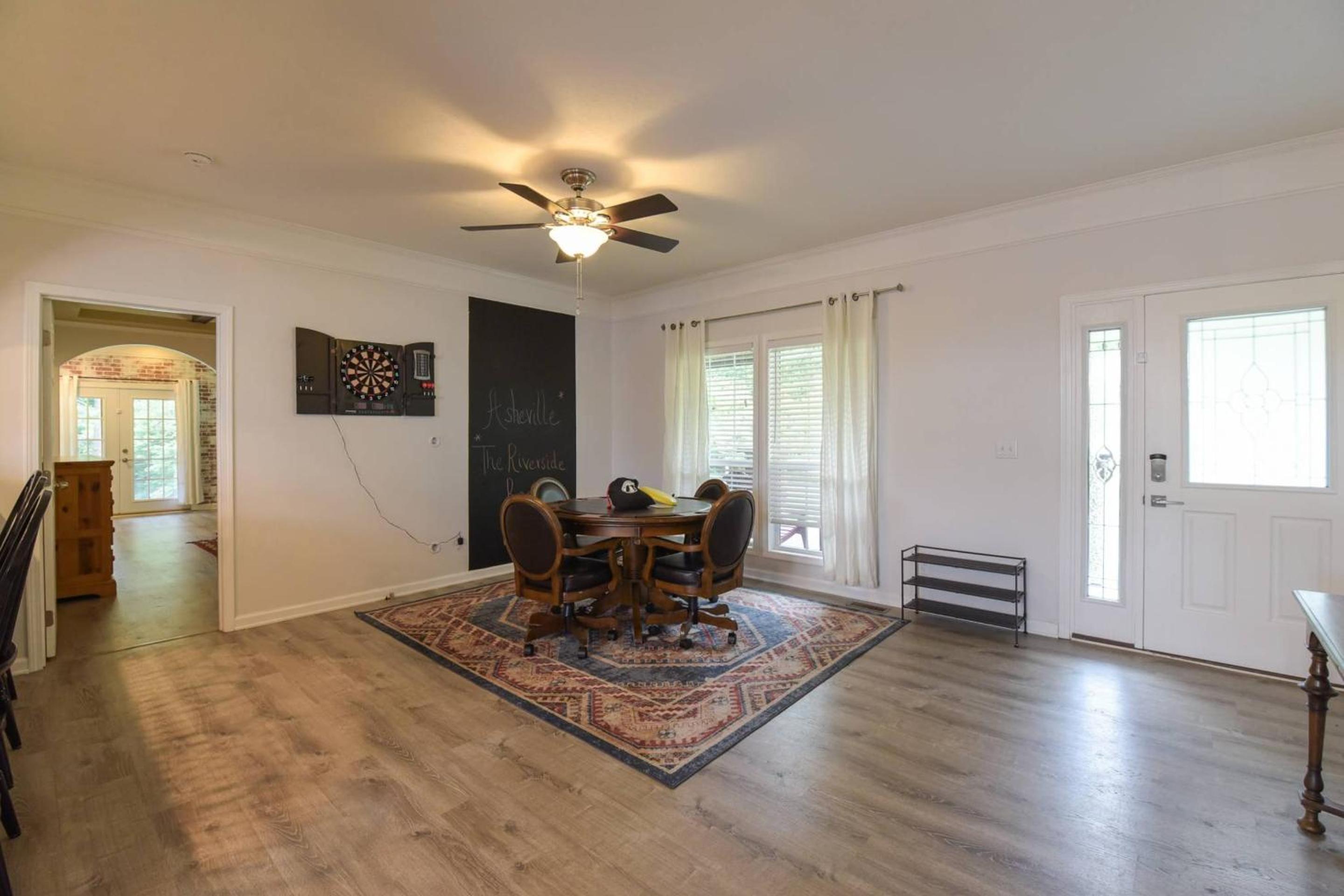 Riverside Ranch by AvantStay Mins to Downtown