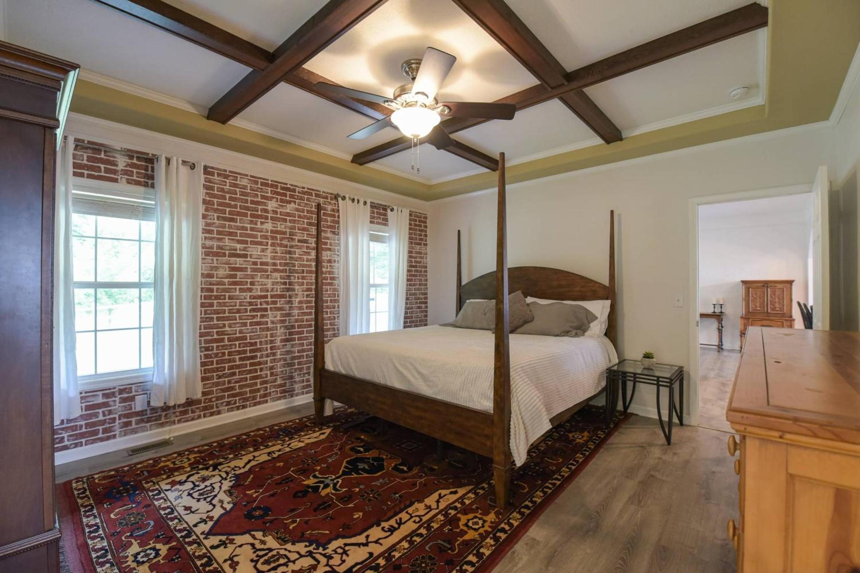 Riverside Ranch by AvantStay Mins to Downtown