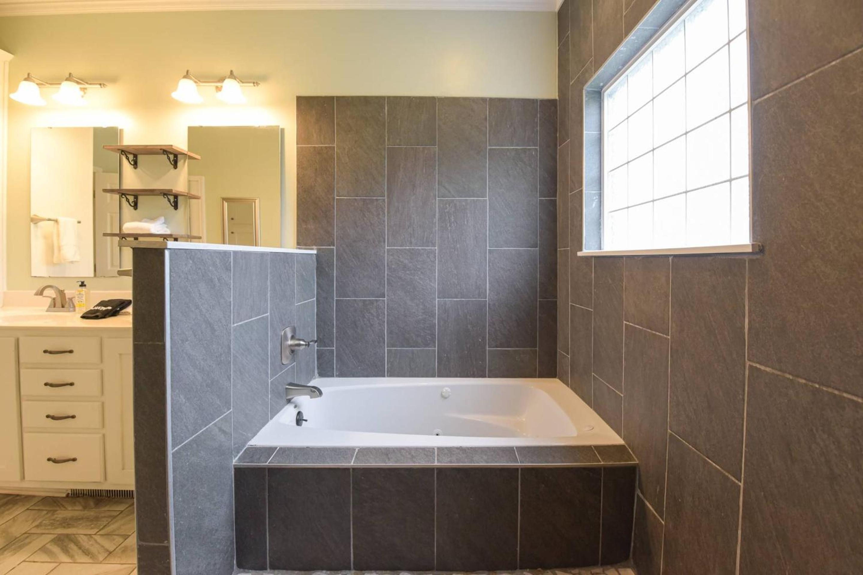 Riverside Ranch by AvantStay Mins to Downtown