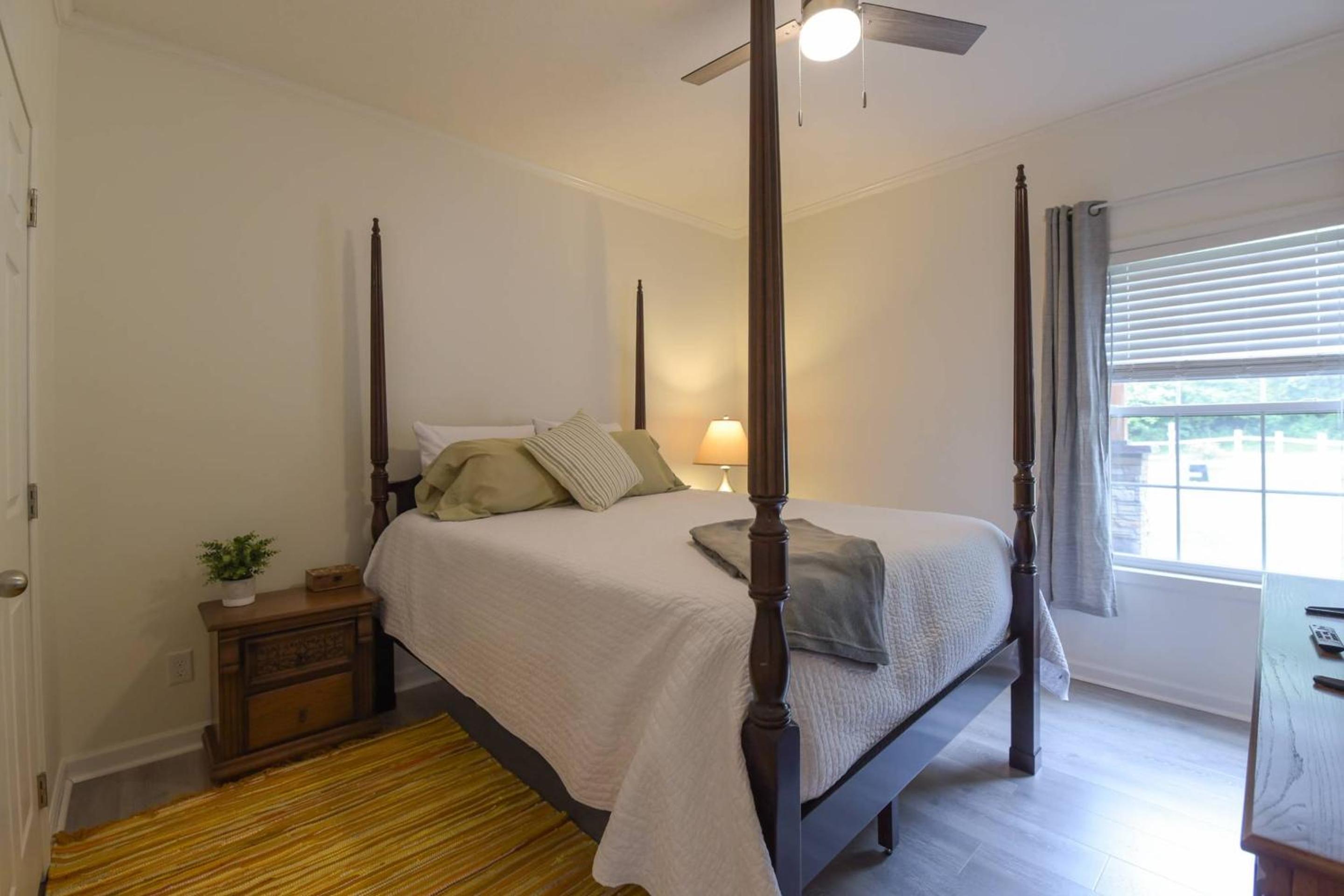 Riverside Ranch by AvantStay Mins to Downtown