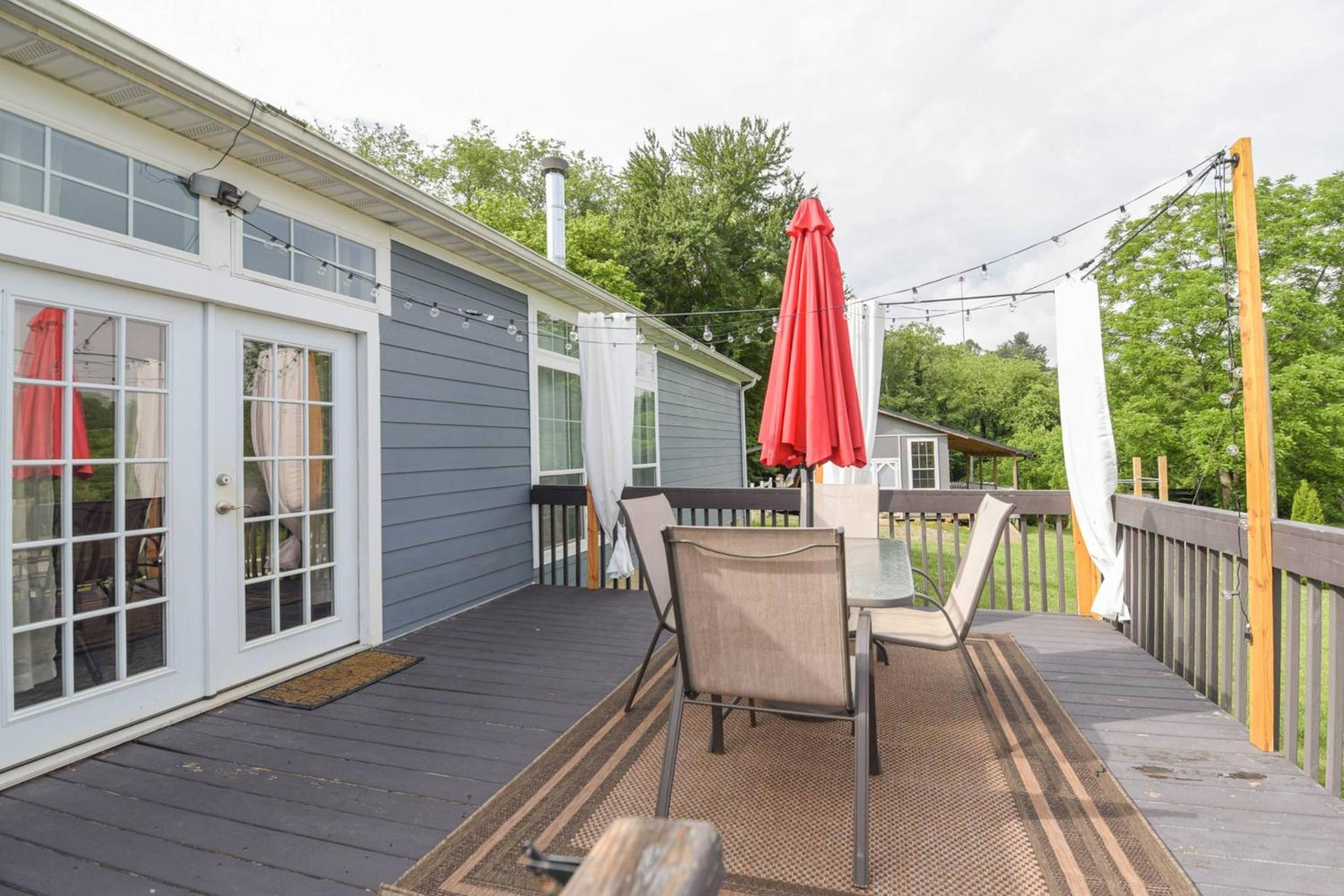 Riverside Ranch by AvantStay Mins to Downtown