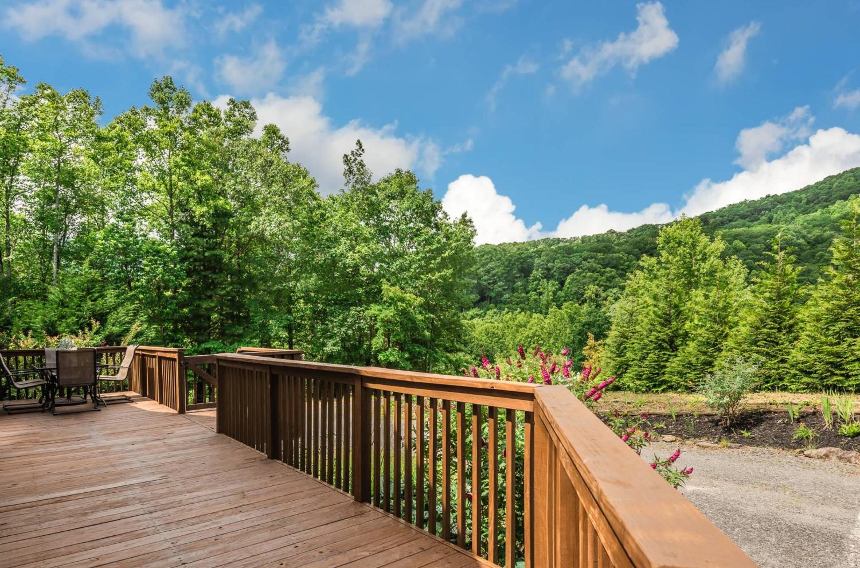 Hickory Nut Hideaway by AvantStay Mountain Views