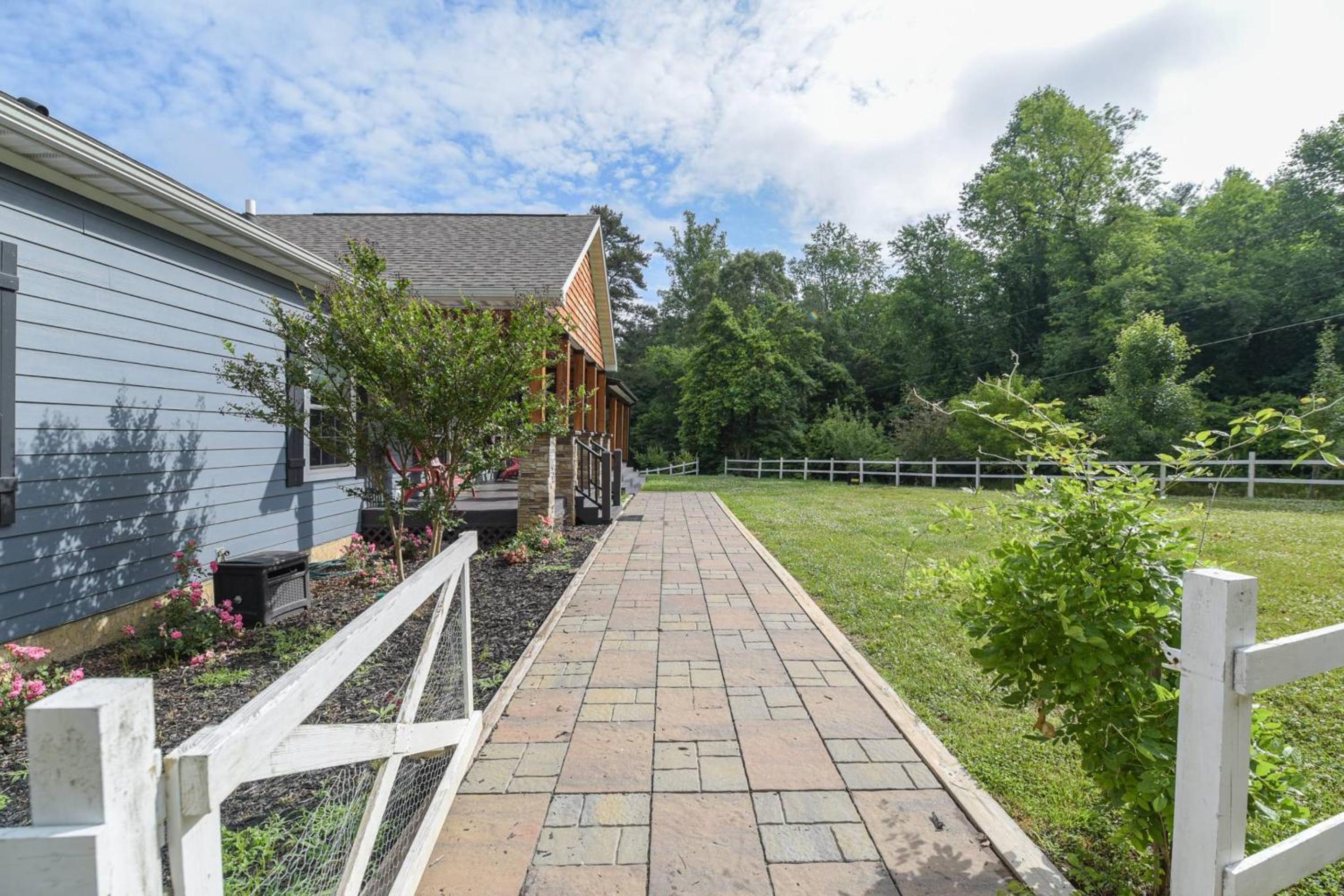 Riverside Ranch by AvantStay Mins to Downtown