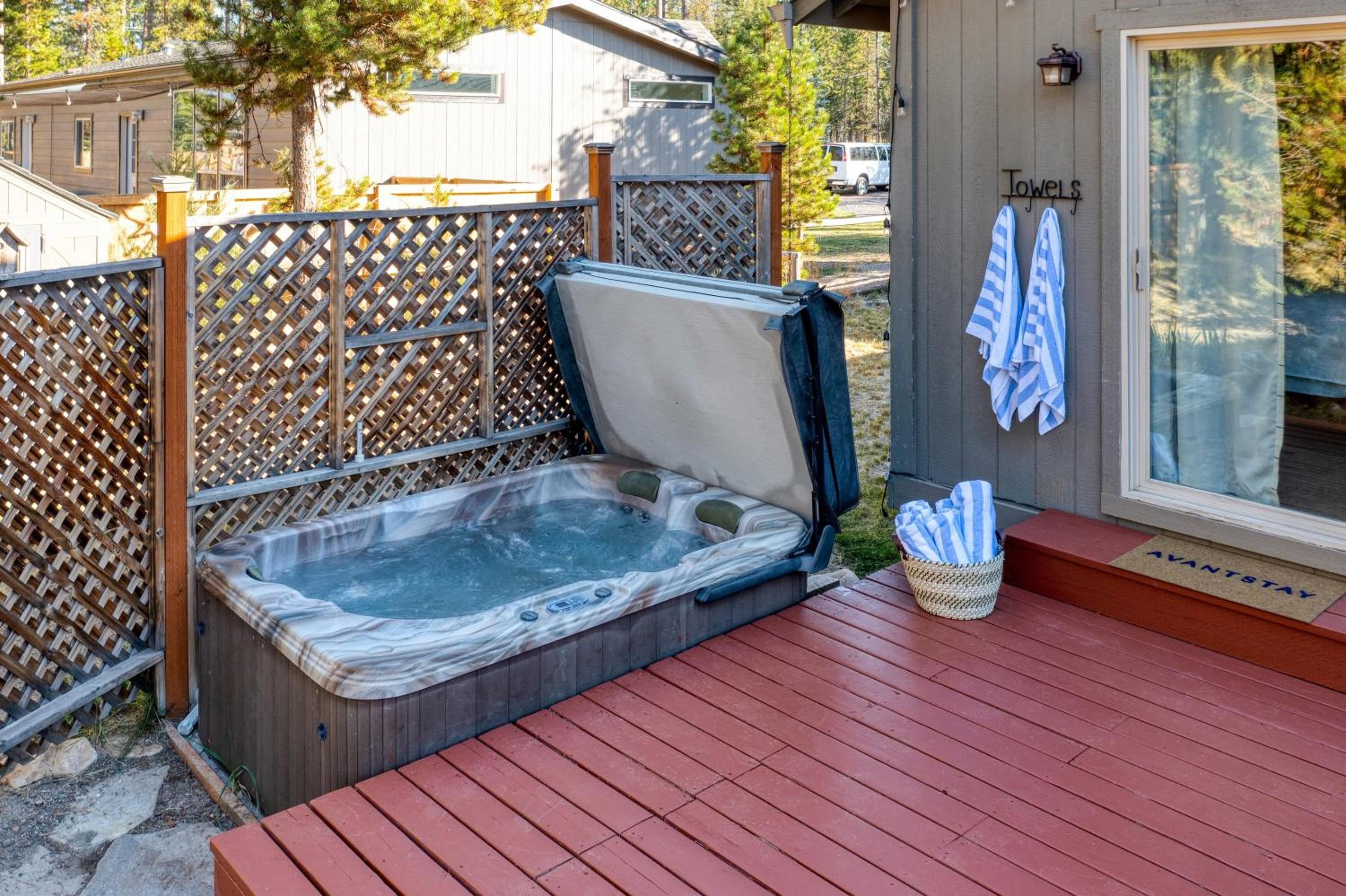Hot Tub Air Hockey Foosball Deck Lounge Near Sunriver Mt. Bachelor Skiing