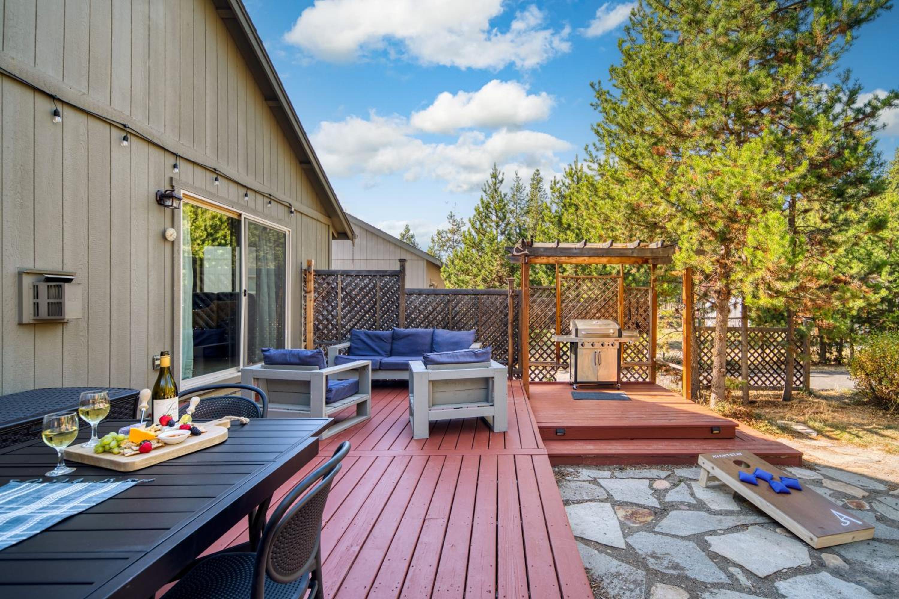 Hot Tub Air Hockey Foosball Deck Lounge Near Sunriver Mt. Bachelor Skiing