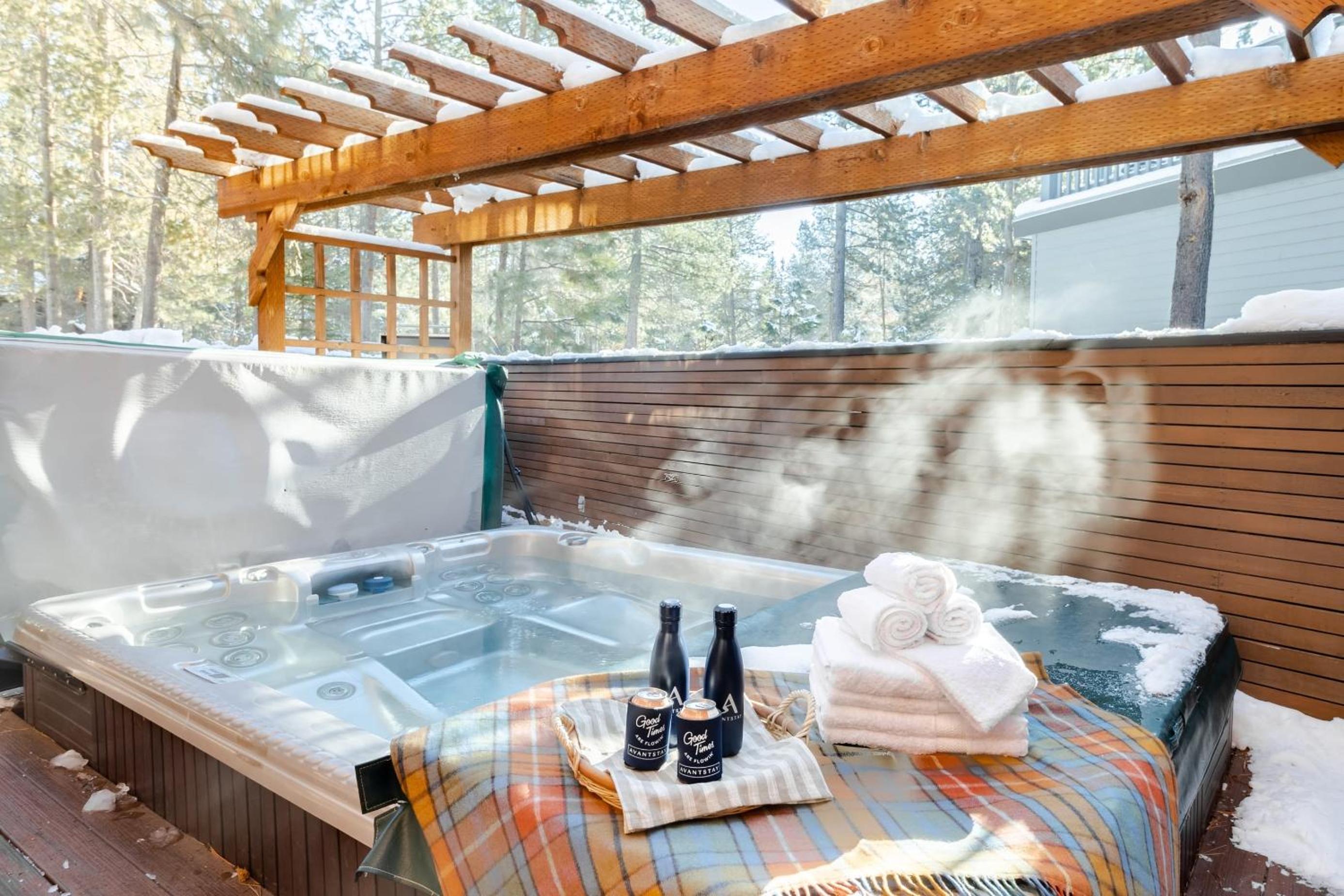 Base Camp by AvantStay Magical Cabin w Sauna Hot Tub Close to Snow Golf