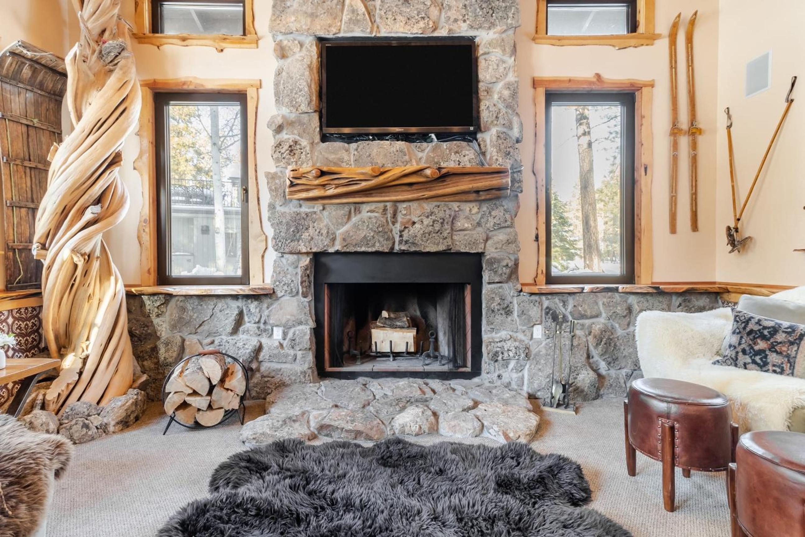 Base Camp by AvantStay Magical Cabin w Sauna Hot Tub Close to Snow Golf