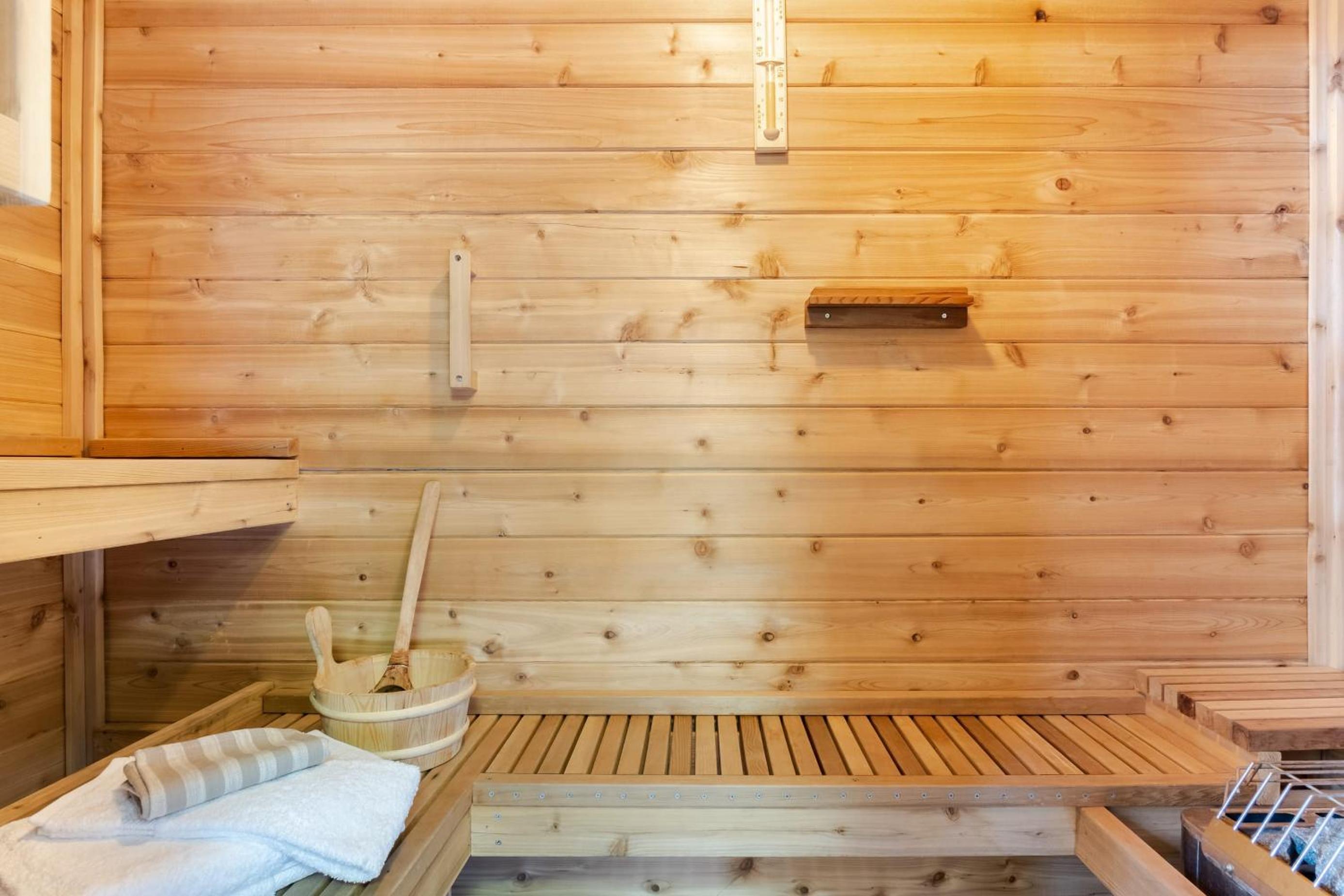 Base Camp by AvantStay Magical Cabin w Sauna Hot Tub Close to Snow Golf
