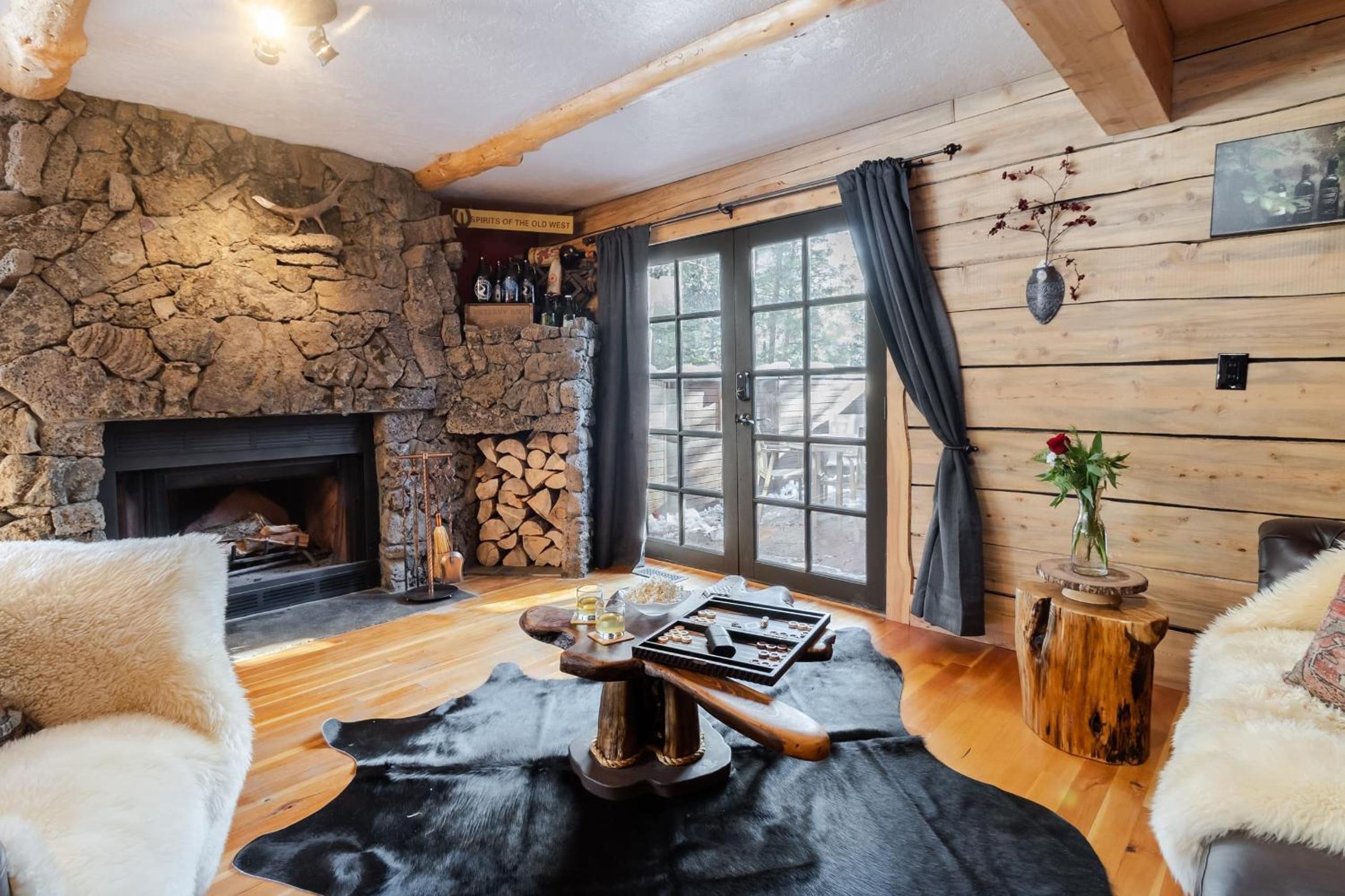 Base Camp by AvantStay Magical Cabin w Sauna Hot Tub Close to Snow Golf