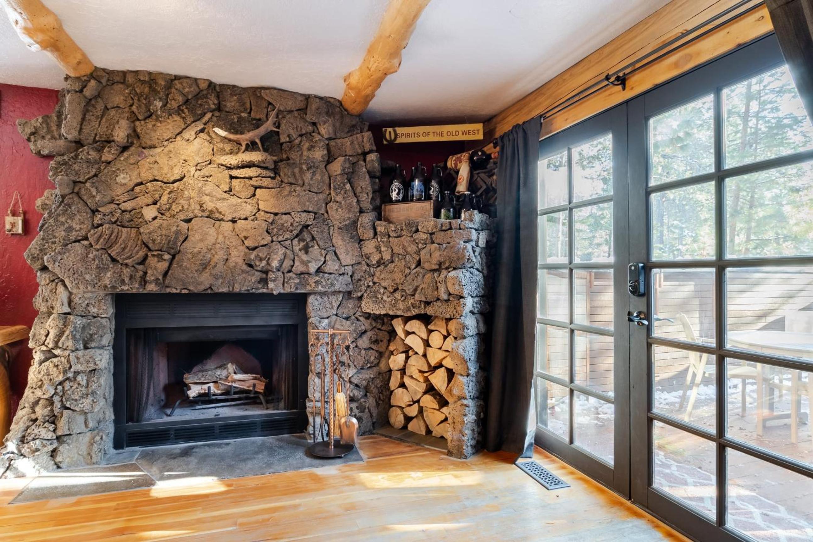 Base Camp by AvantStay Magical Cabin w Sauna Hot Tub Close to Snow Golf