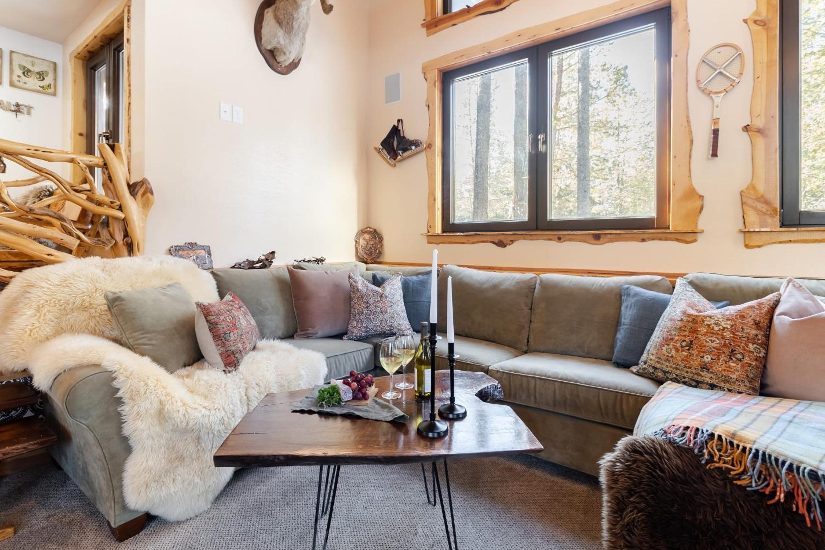 Base Camp by AvantStay Magical Cabin w Sauna Hot Tub Close to Snow Golf