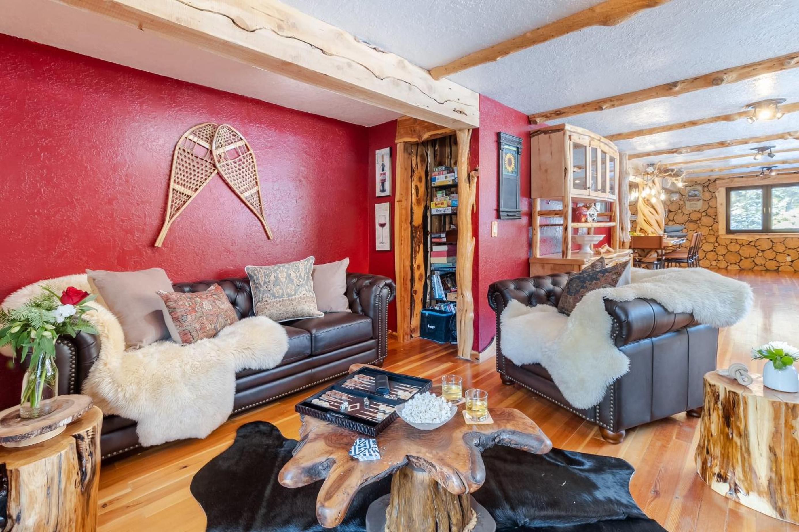 Base Camp by AvantStay Magical Cabin w Sauna Hot Tub Close to Snow Golf