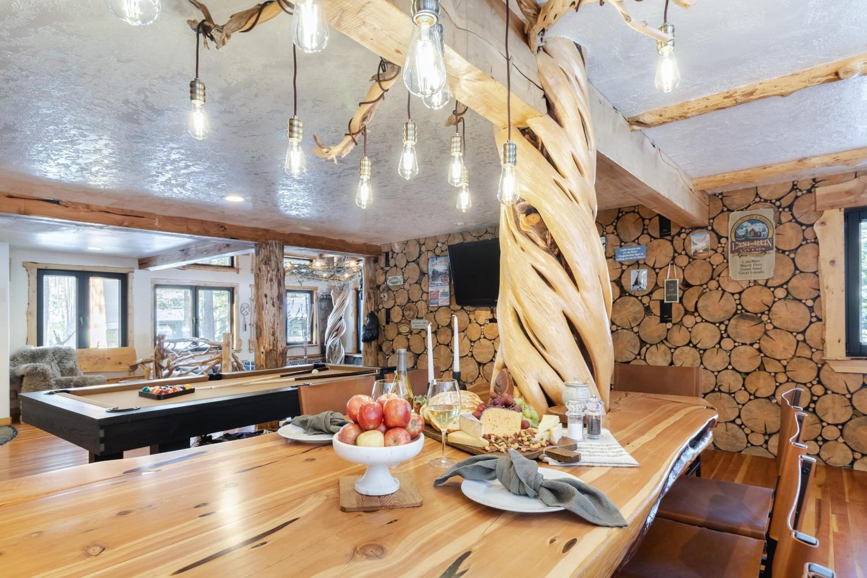 Base Camp by AvantStay Magical Cabin w Sauna Hot Tub Close to Snow Golf