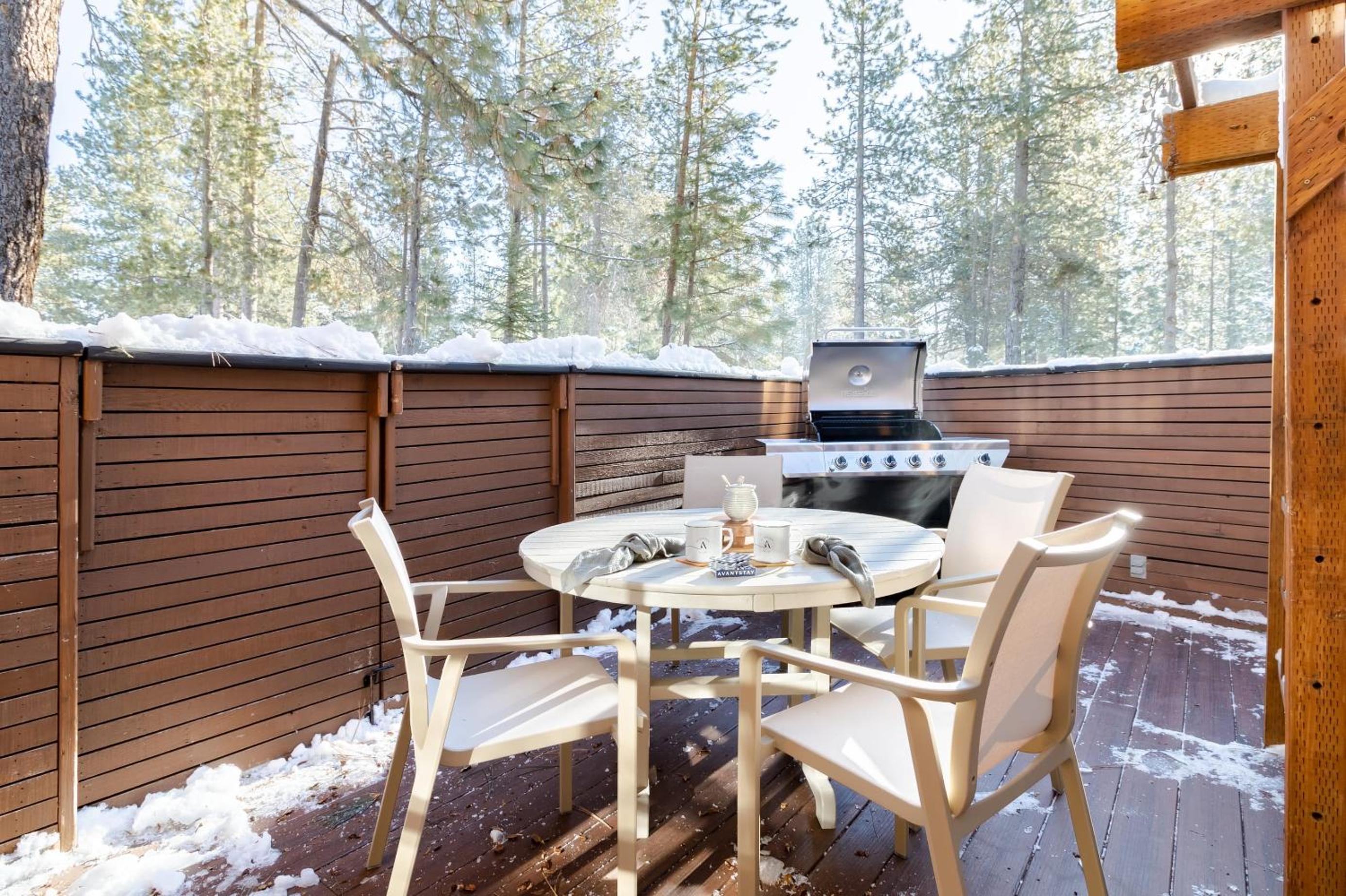 Base Camp by AvantStay Magical Cabin w Sauna Hot Tub Close to Snow Golf