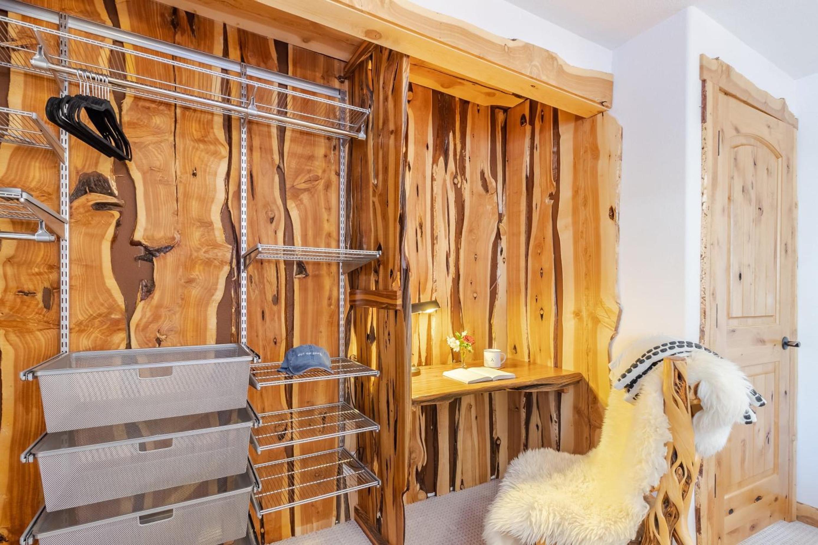 Base Camp by AvantStay Magical Cabin w Sauna Hot Tub Close to Snow Golf