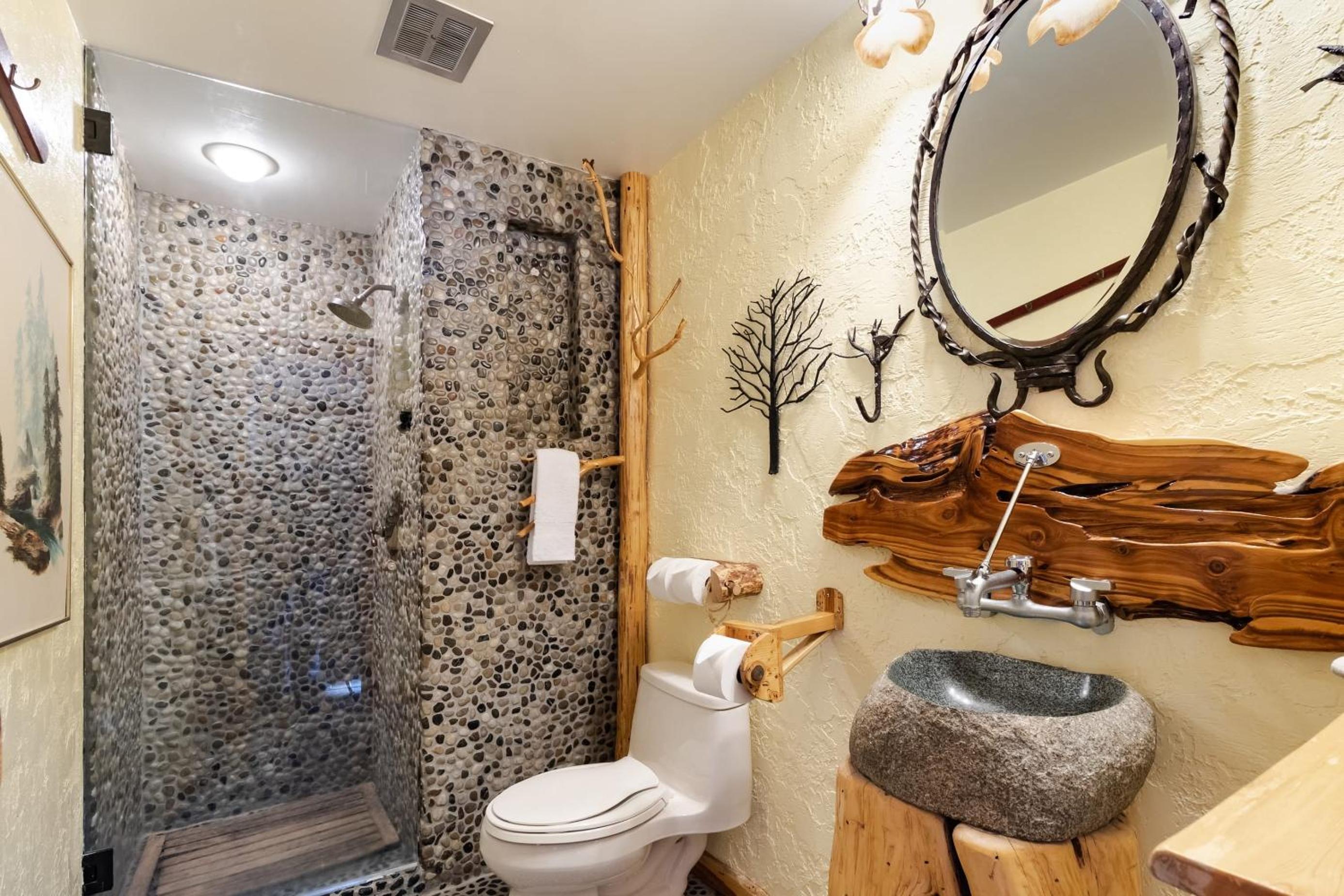 Base Camp by AvantStay Magical Cabin w Sauna Hot Tub Close to Snow Golf