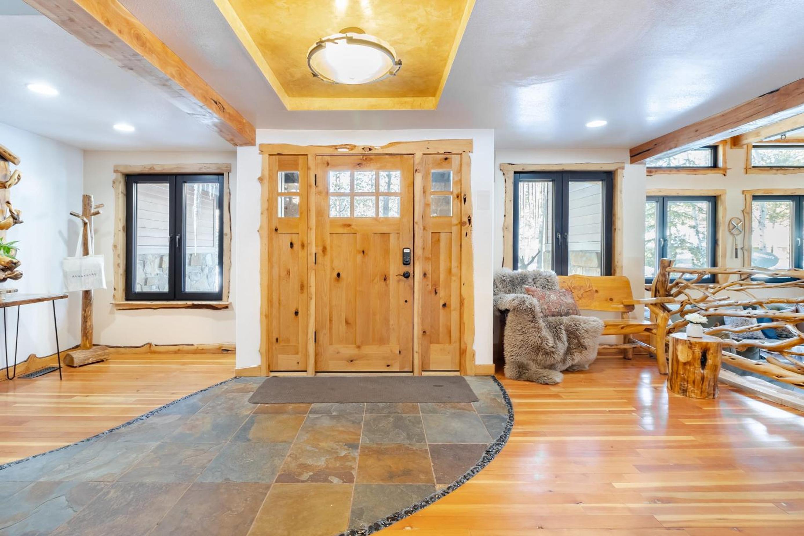 Base Camp by AvantStay Magical Cabin w Sauna Hot Tub Close to Snow Golf