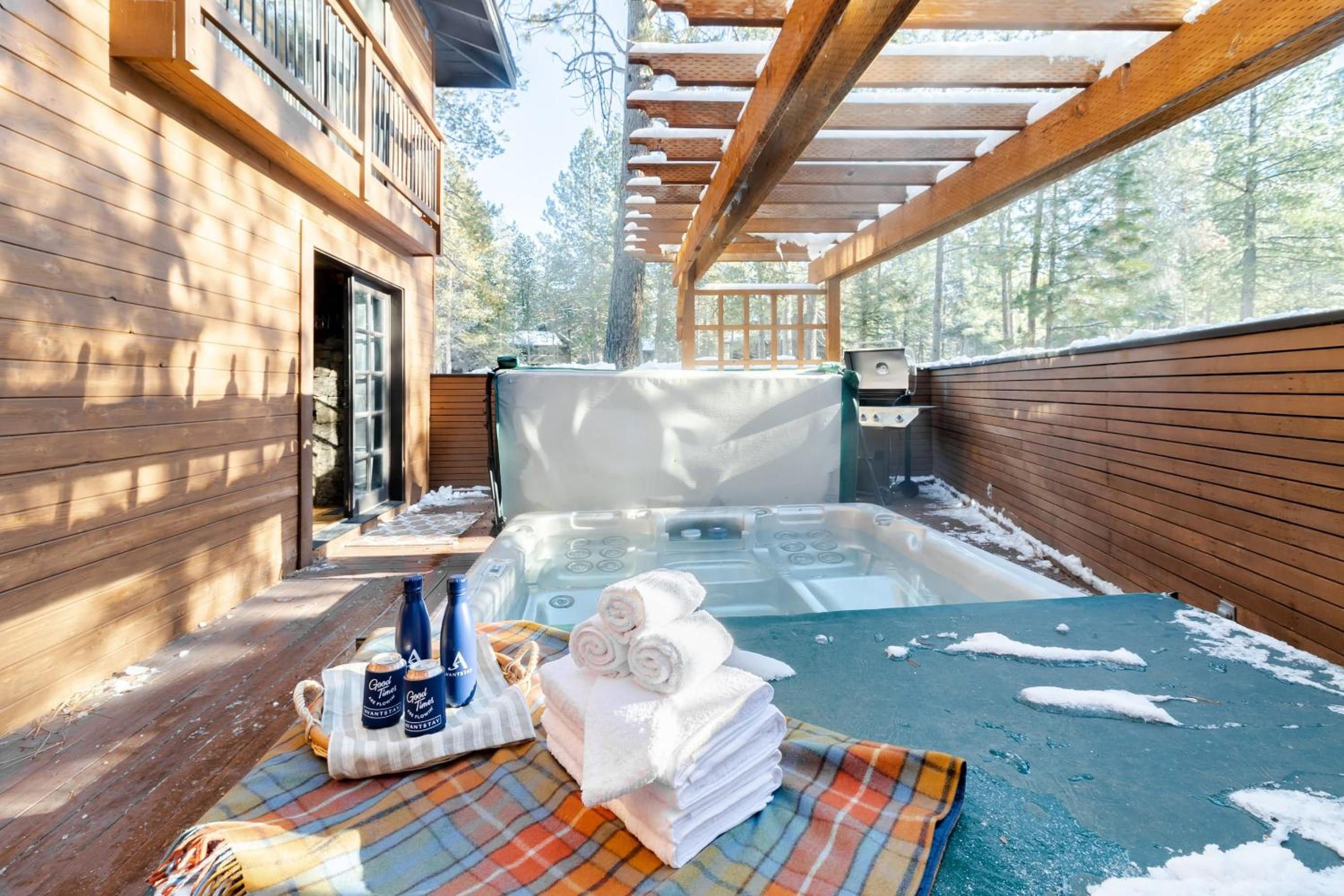 Base Camp by AvantStay Magical Cabin w Sauna Hot Tub Close to Snow Golf