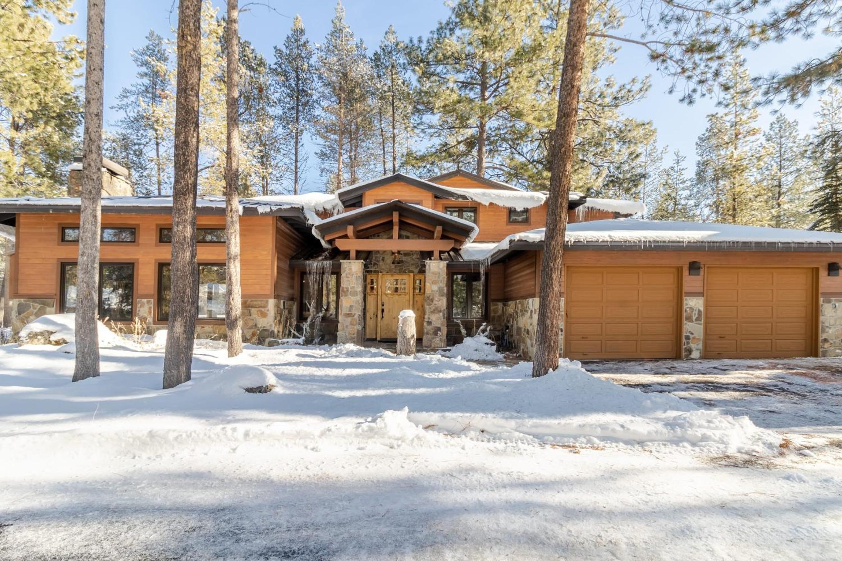 Base Camp by AvantStay Magical Cabin w Sauna Hot Tub Close to Snow Golf