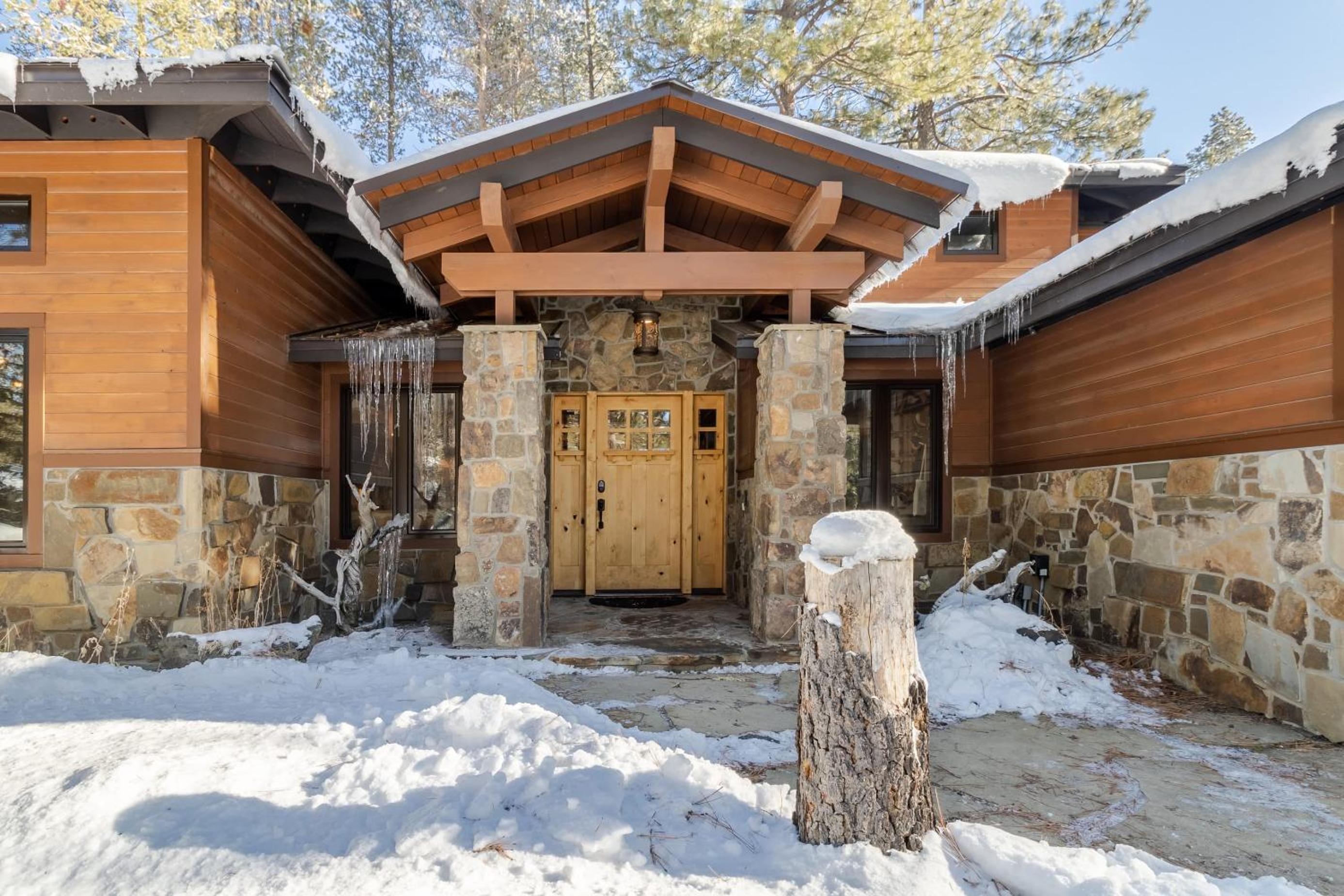 Base Camp by AvantStay Magical Cabin w Sauna Hot Tub Close to Snow Golf