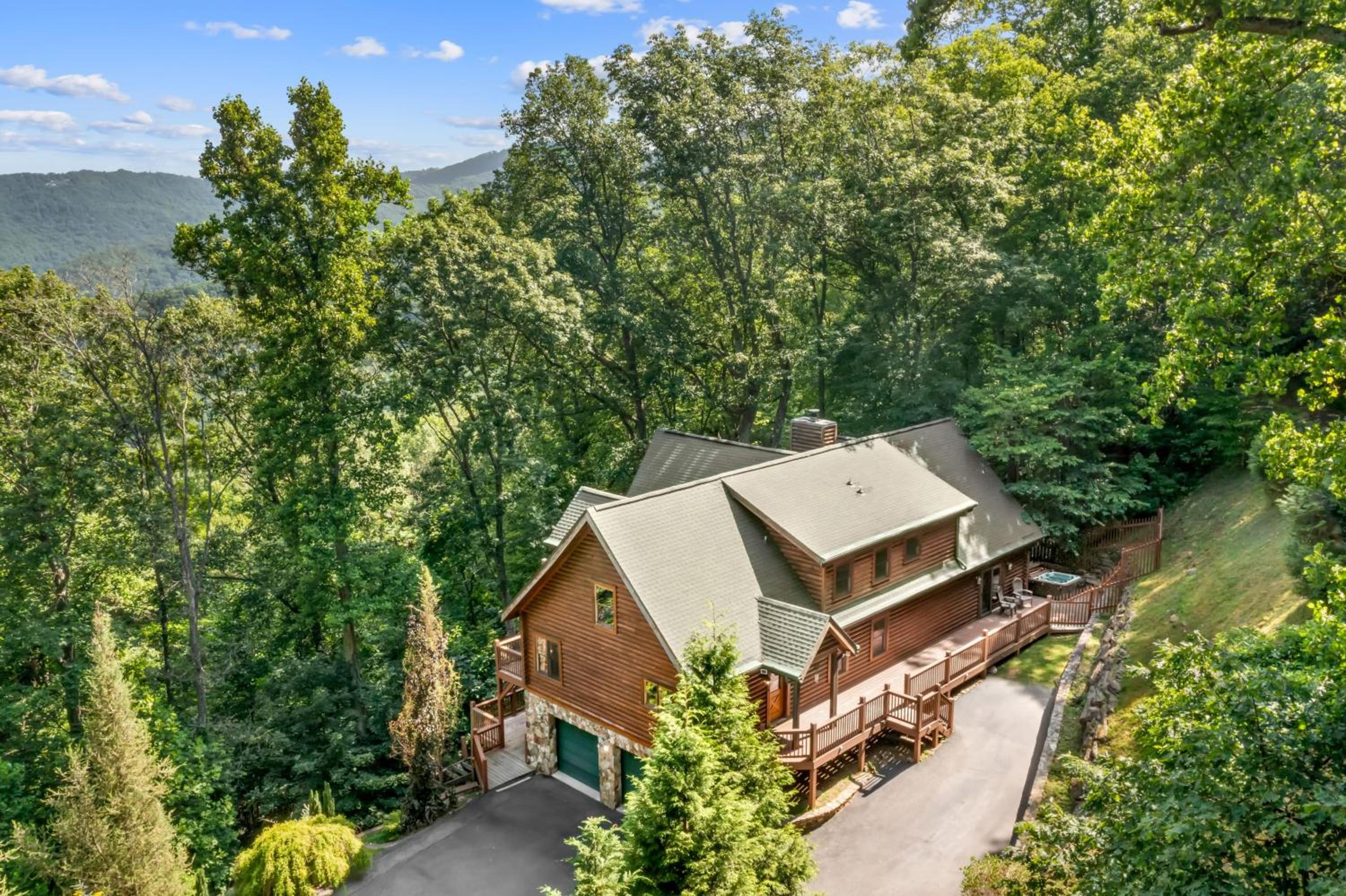 Leyland by AvantStay Cabin Mansion w Views