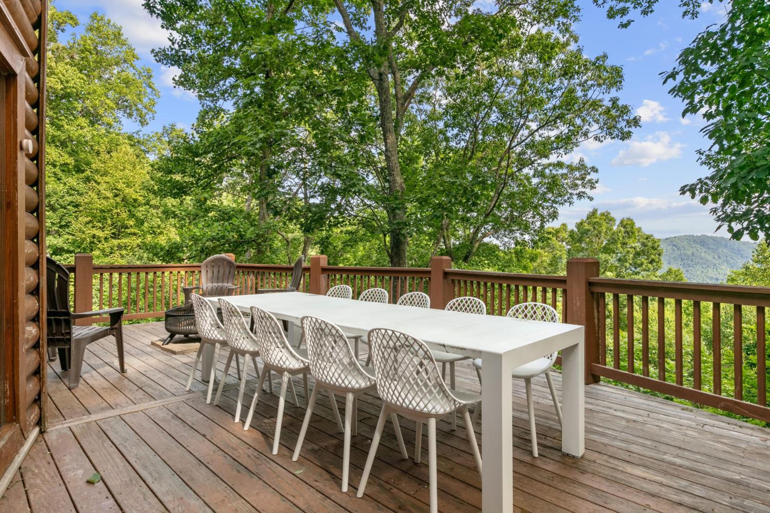Leyland by AvantStay Cabin Mansion w Views