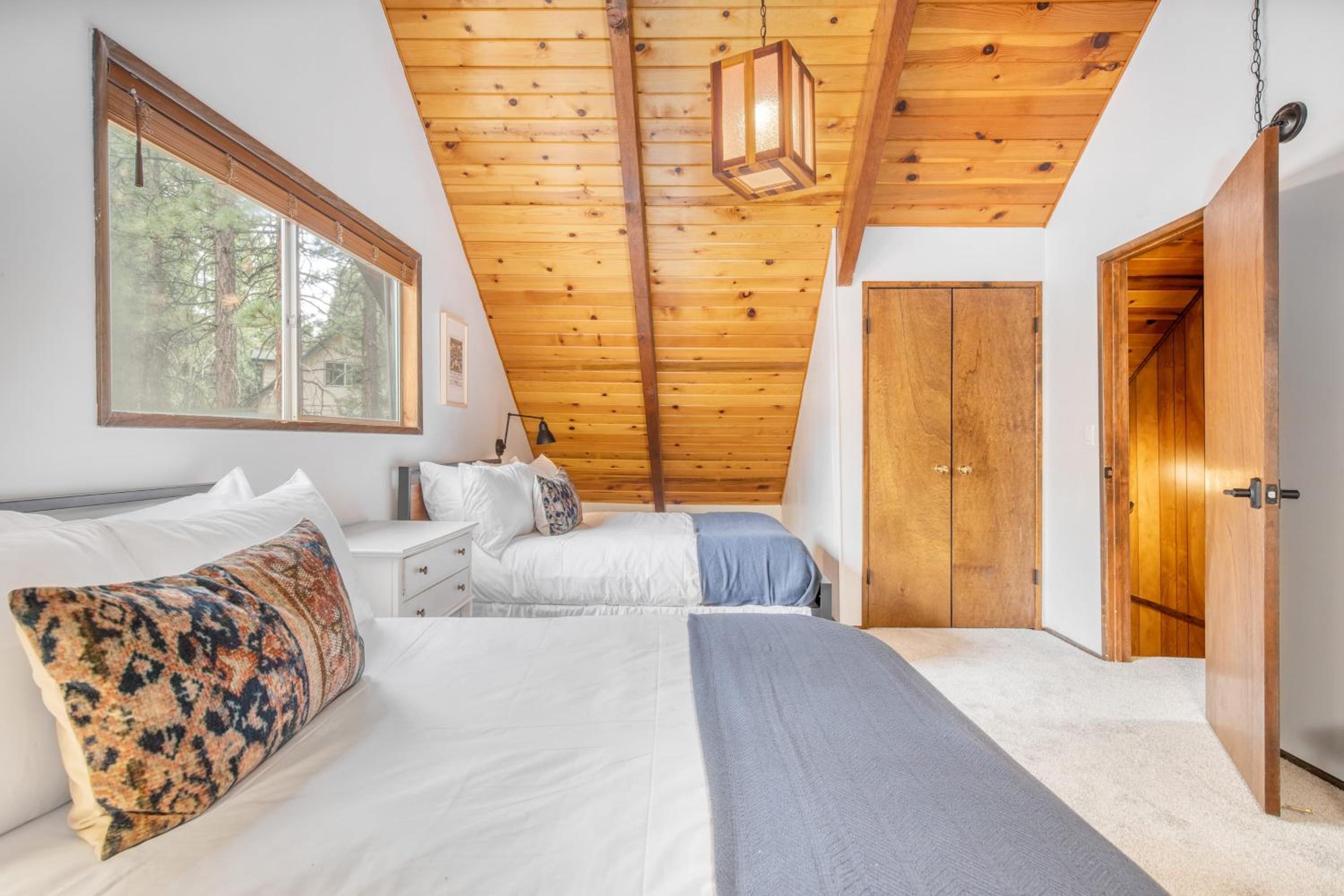 Updated Chic 4BDR w Large Deck Close to the Lake Avalon Pines by AvantStay